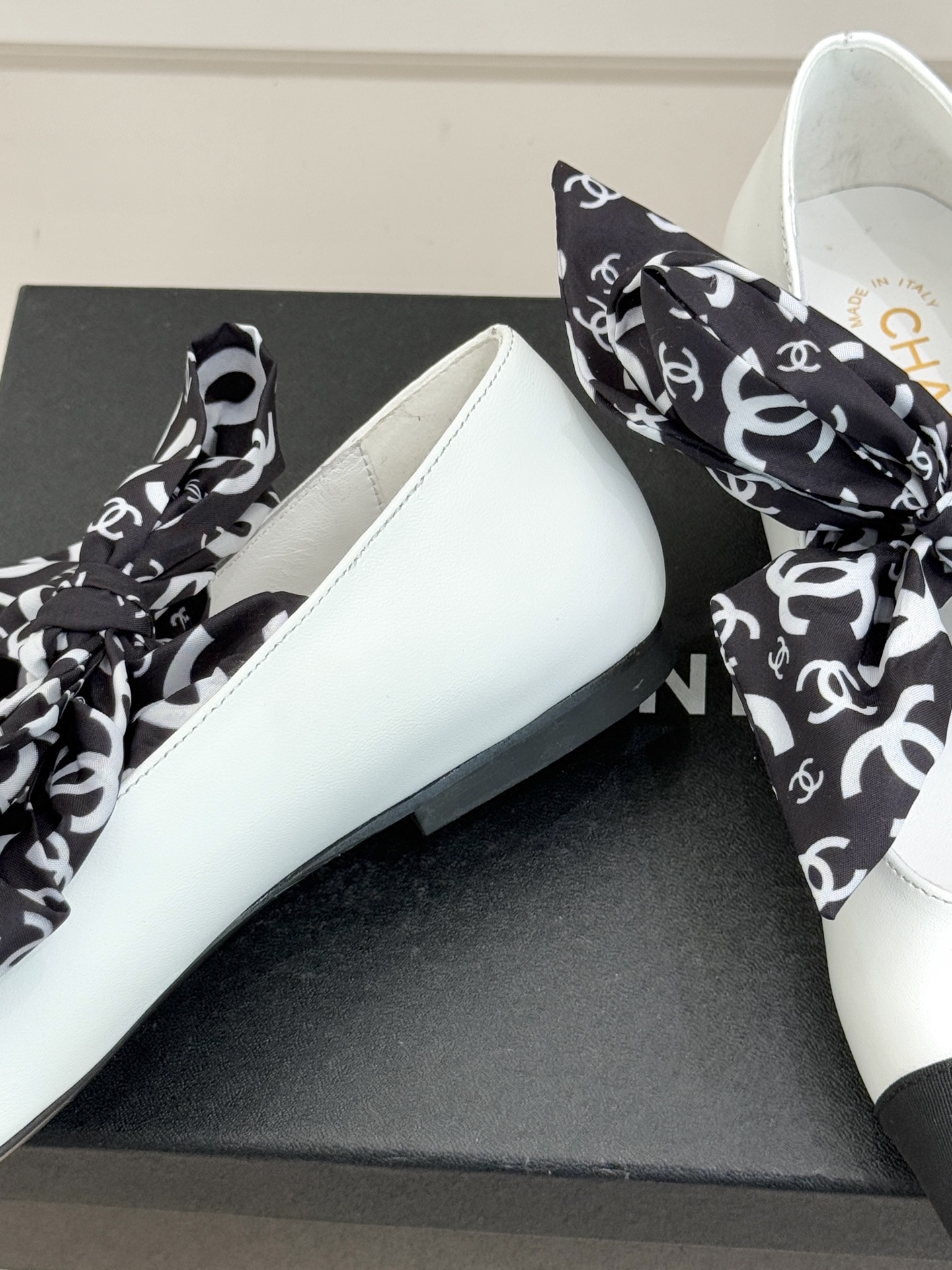 CHANE*｜小香26C双C蝴蝶结丝带拼色平底玛丽珍鞋一双鞋解锁法式优雅的N种可能这双玛丽珍以拼色演绎复