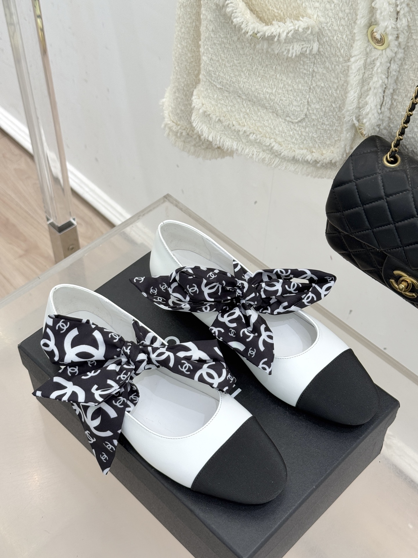 CHANE*｜小香26C双C蝴蝶结丝带拼色平底玛丽珍鞋一双鞋解锁法式优雅的N种可能这双玛丽珍以拼色演绎复