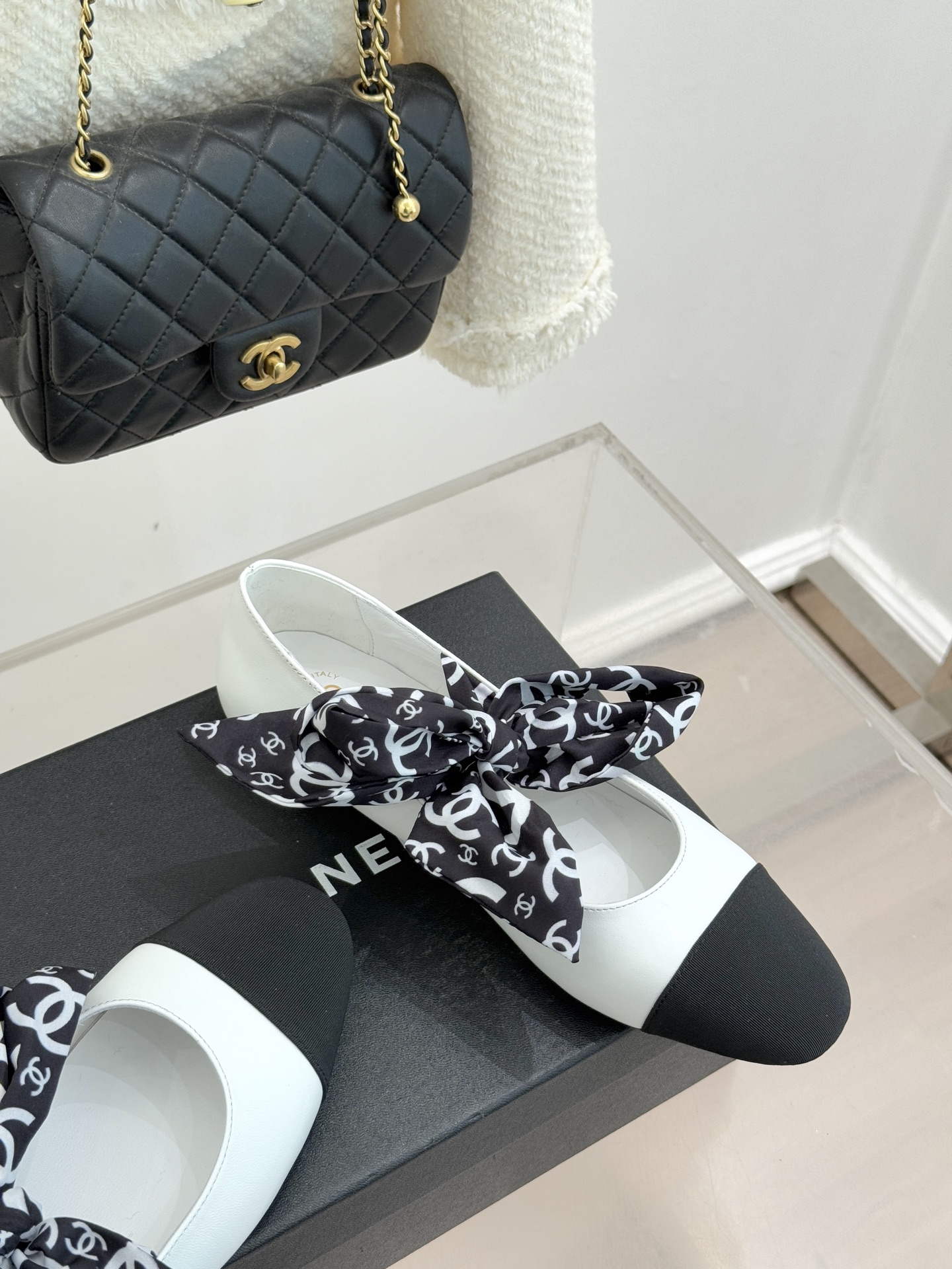 CHANE*｜小香26C双C蝴蝶结丝带拼色平底玛丽珍鞋一双鞋解锁法式优雅的N种可能这双玛丽珍以拼色演绎复