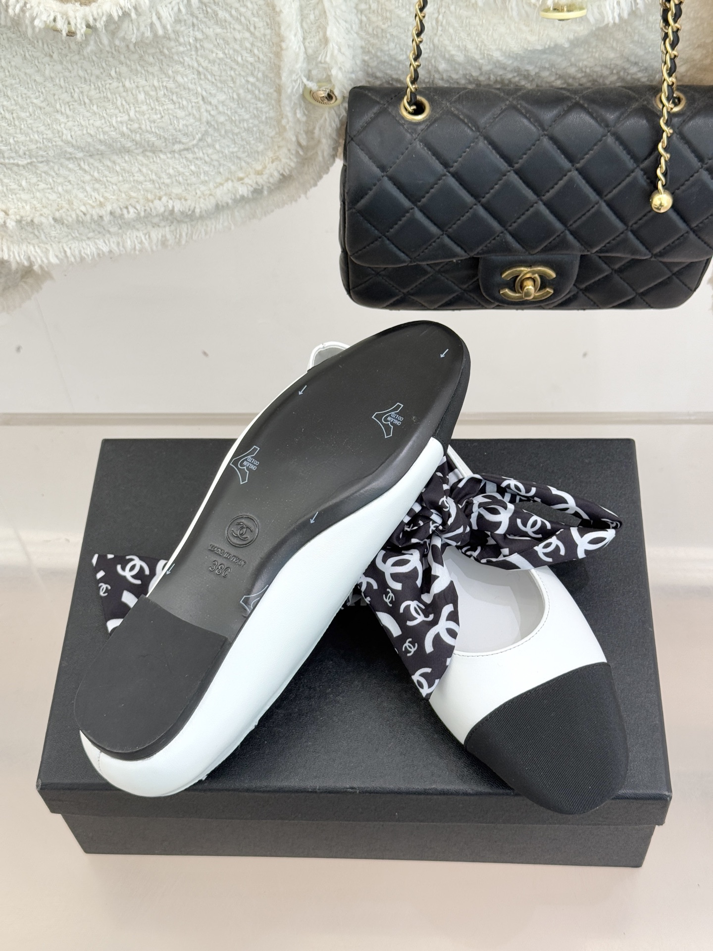 CHANE*｜小香26C双C蝴蝶结丝带拼色平底玛丽珍鞋一双鞋解锁法式优雅的N种可能这双玛丽珍以拼色演绎复