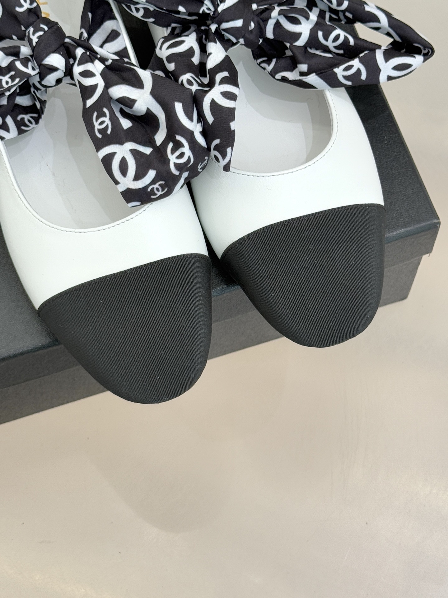 CHANE*｜小香26C双C蝴蝶结丝带拼色平底玛丽珍鞋一双鞋解锁法式优雅的N种可能这双玛丽珍以拼色演绎复