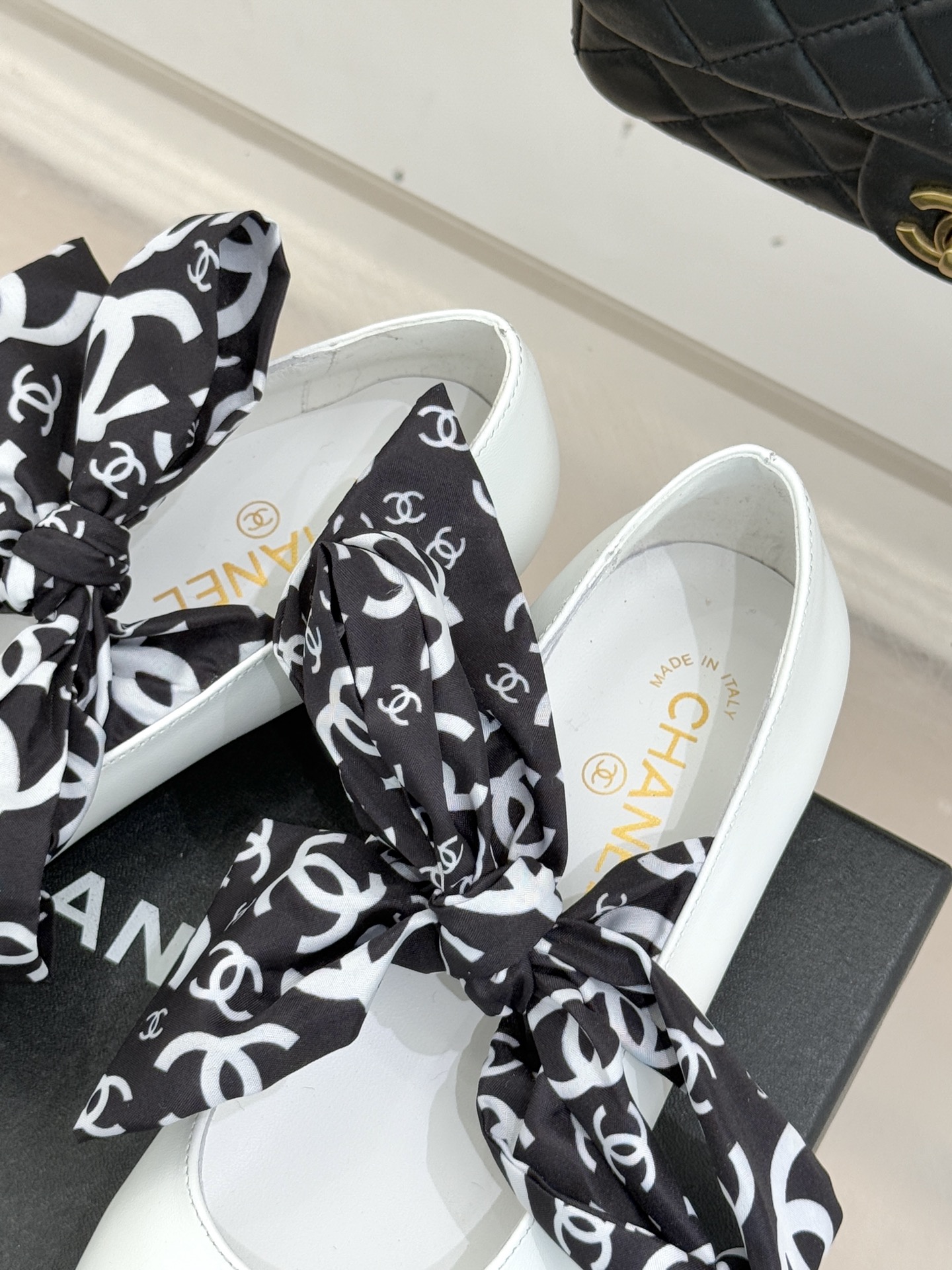 CHANE*｜小香26C双C蝴蝶结丝带拼色平底玛丽珍鞋一双鞋解锁法式优雅的N种可能这双玛丽珍以拼色演绎复