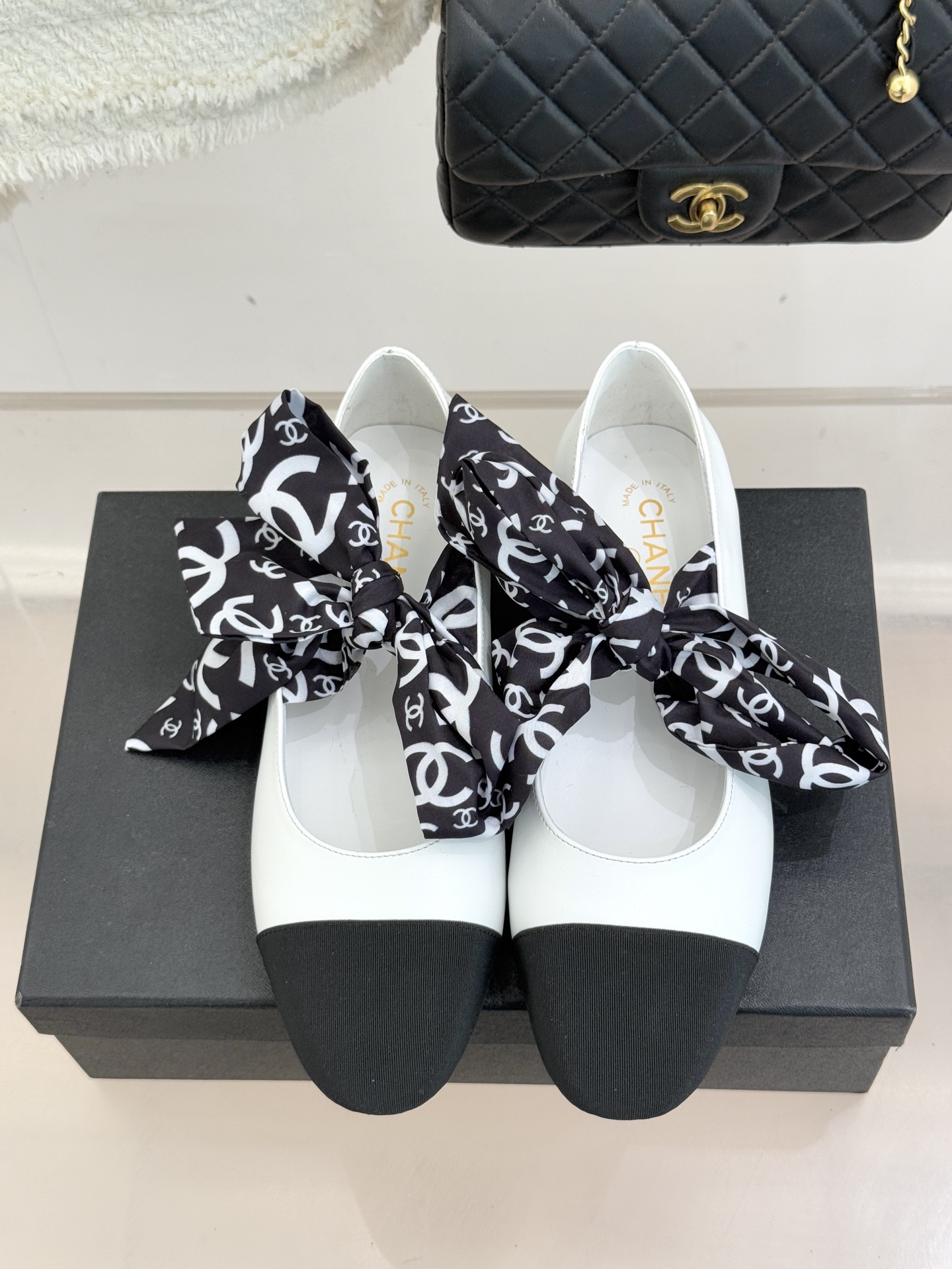 CHANE*｜小香26C双C蝴蝶结丝带拼色平底玛丽珍鞋一双鞋解锁法式优雅的N种可能这双玛丽珍以拼色演绎复