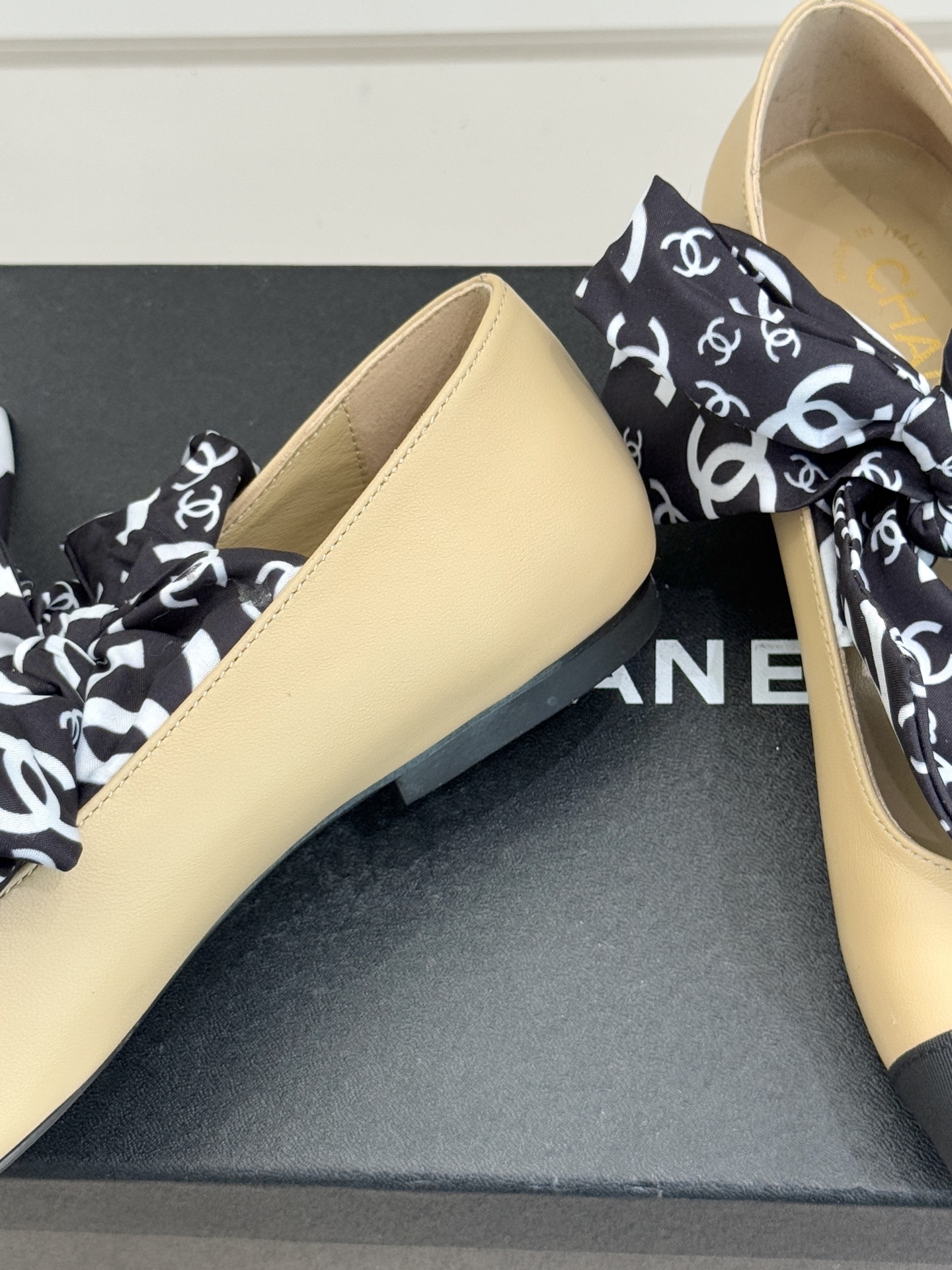 CHANE*｜小香26C双C蝴蝶结丝带拼色平底玛丽珍鞋一双鞋解锁法式优雅的N种可能这双玛丽珍以拼色演绎复