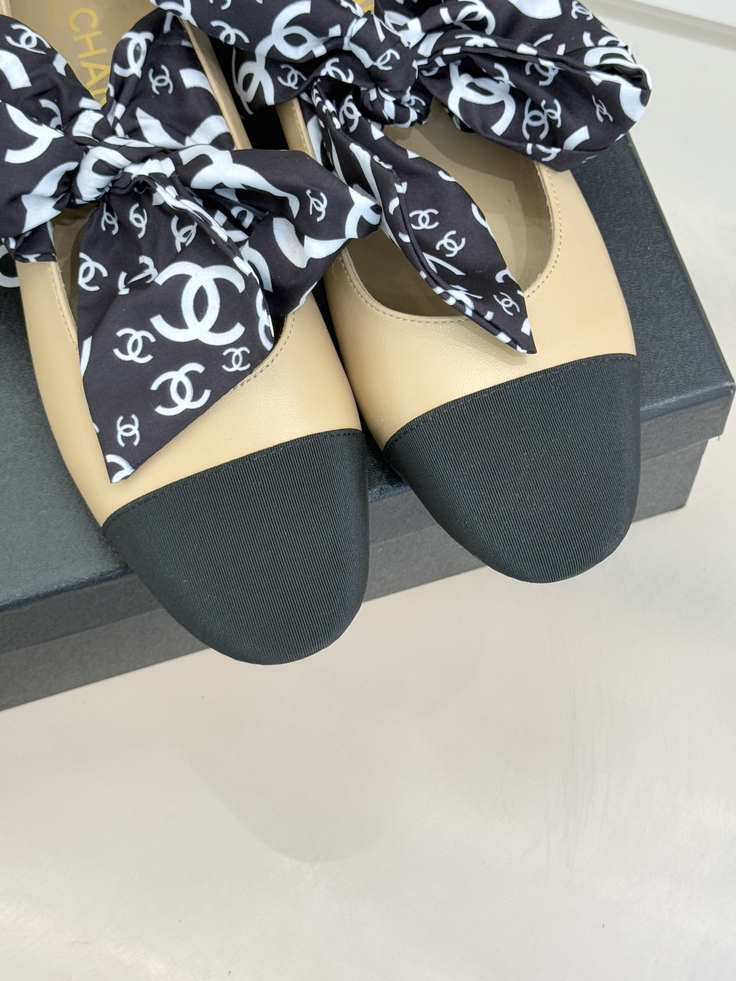 CHANE*｜小香26C双C蝴蝶结丝带拼色平底玛丽珍鞋一双鞋解锁法式优雅的N种可能这双玛丽珍以拼色演绎复