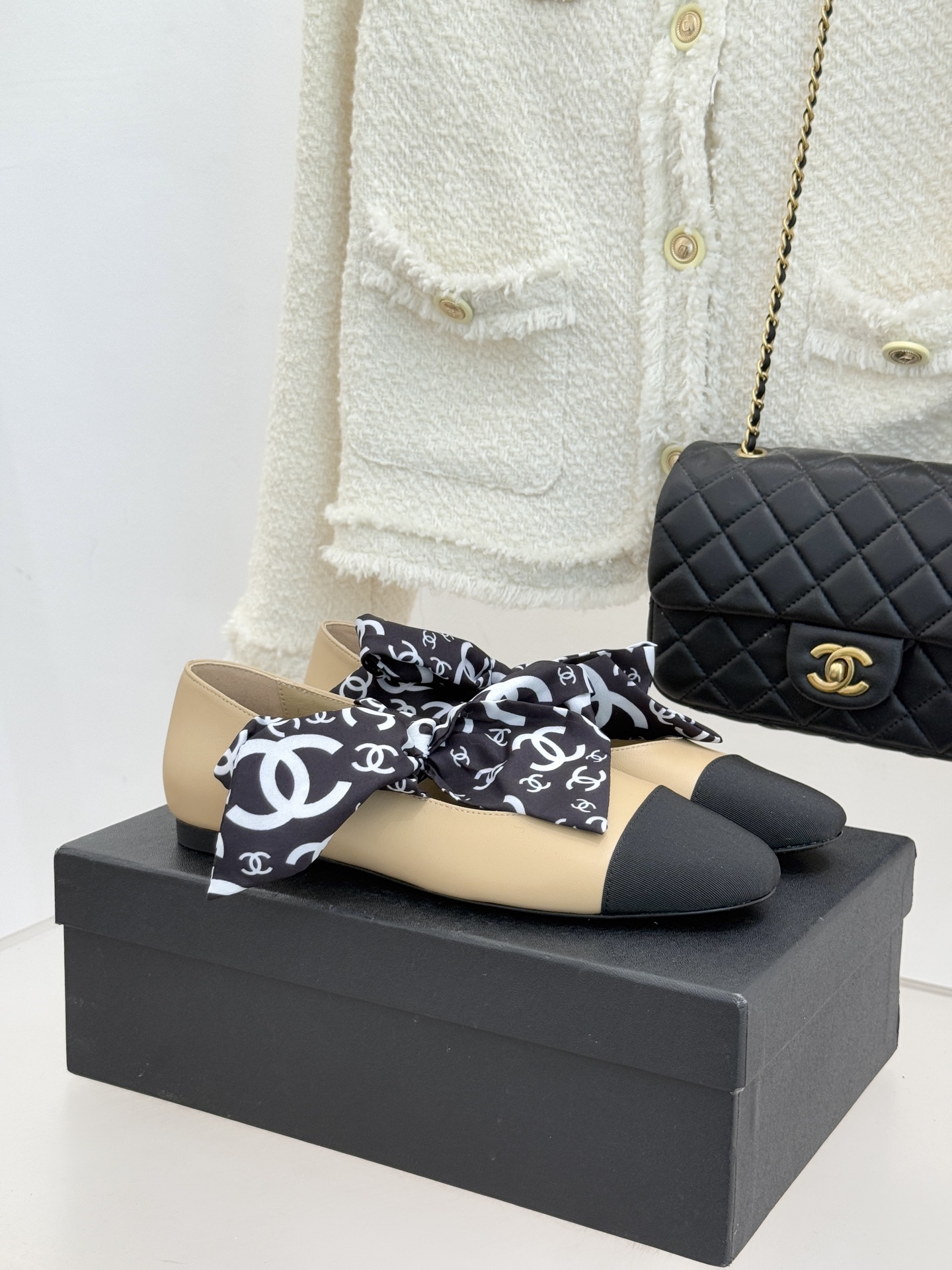 CHANE*｜小香26C双C蝴蝶结丝带拼色平底玛丽珍鞋一双鞋解锁法式优雅的N种可能这双玛丽珍以拼色演绎复