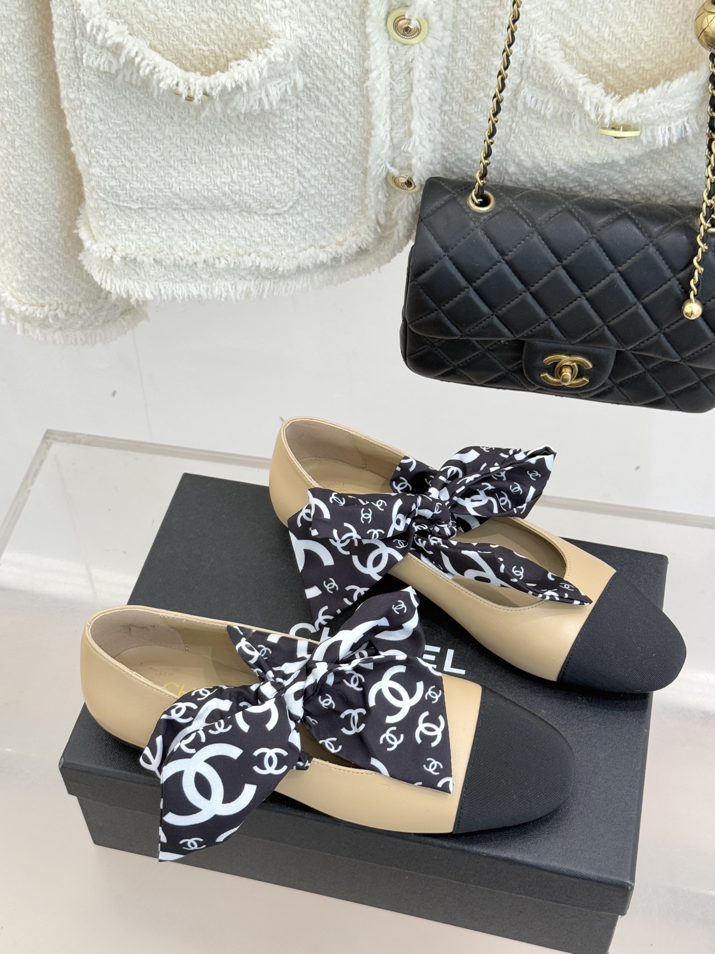 CHANE*｜小香26C双C蝴蝶结丝带拼色平底玛丽珍鞋一双鞋解锁法式优雅的N种可能这双玛丽珍以拼色演绎复