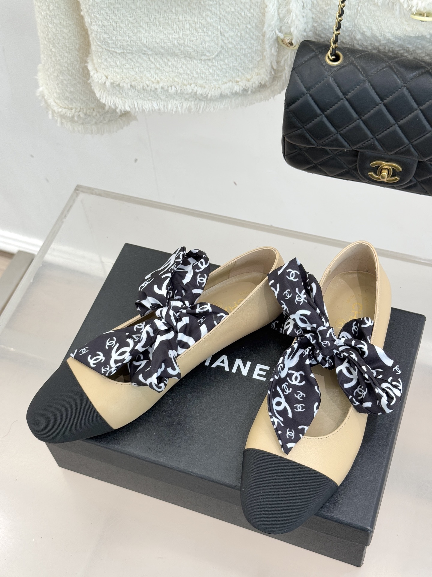 CHANE*｜小香26C双C蝴蝶结丝带拼色平底玛丽珍鞋一双鞋解锁法式优雅的N种可能这双玛丽珍以拼色演绎复