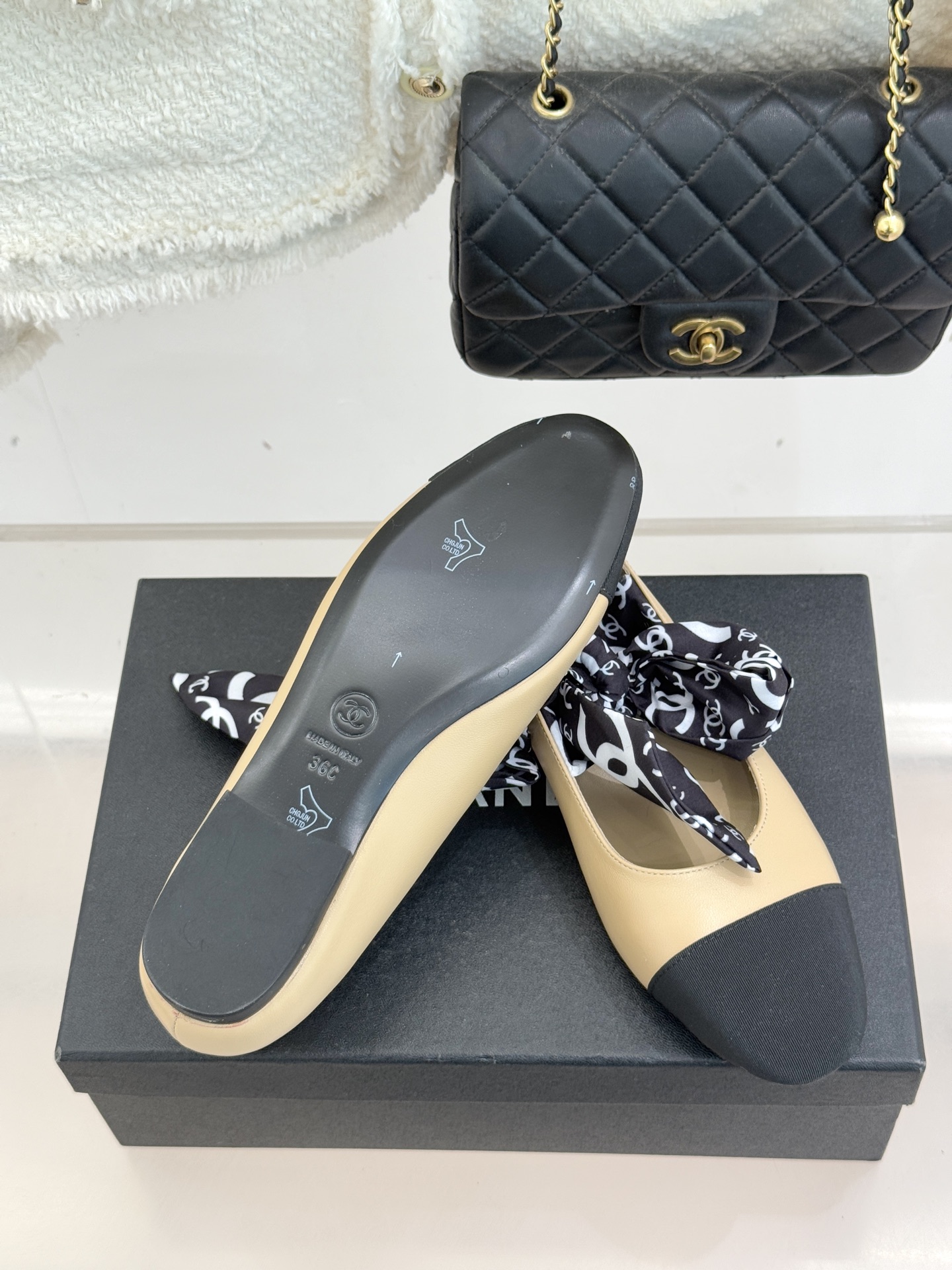 CHANE*｜小香26C双C蝴蝶结丝带拼色平底玛丽珍鞋一双鞋解锁法式优雅的N种可能这双玛丽珍以拼色演绎复