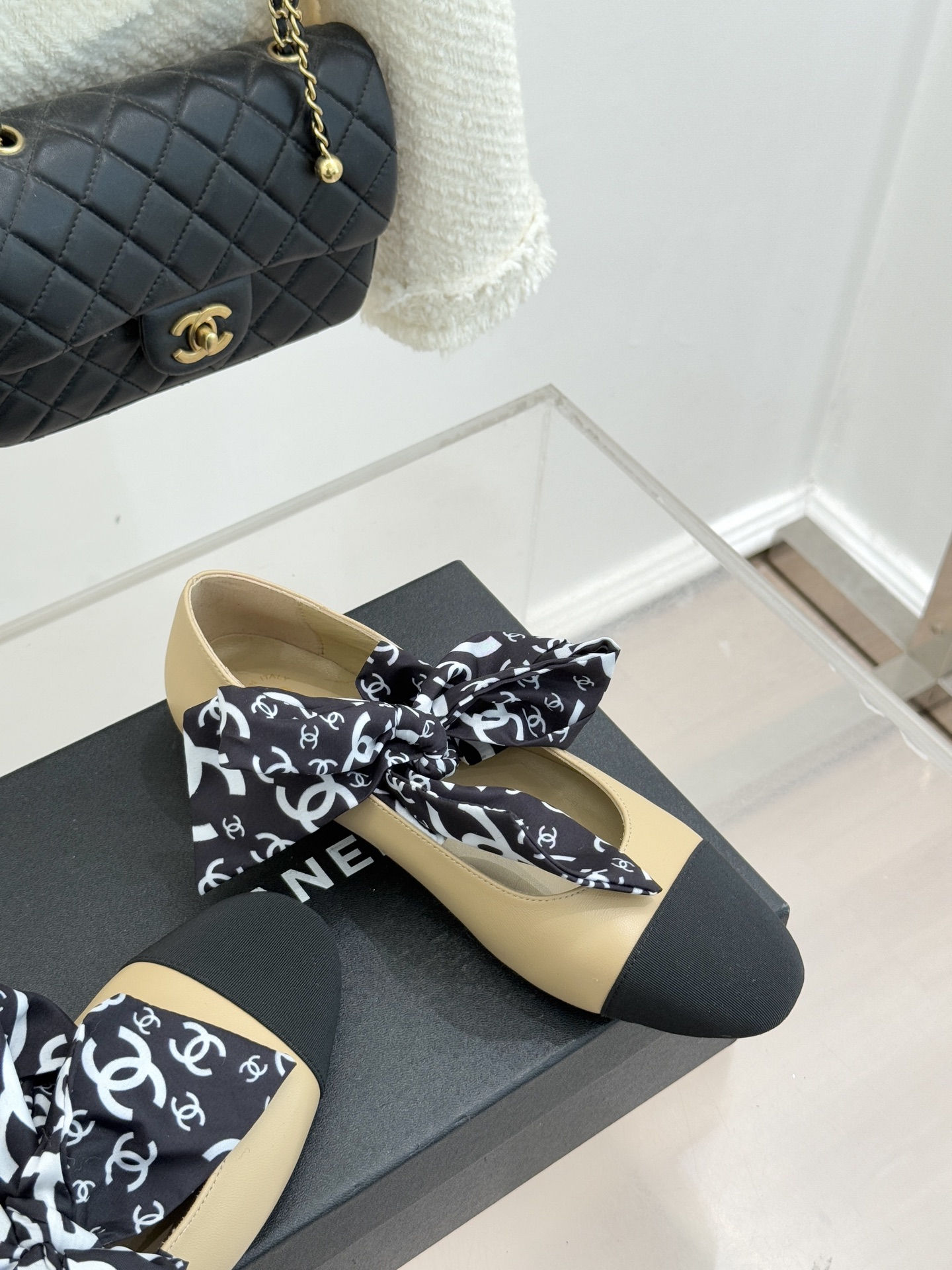 CHANE*｜小香26C双C蝴蝶结丝带拼色平底玛丽珍鞋一双鞋解锁法式优雅的N种可能这双玛丽珍以拼色演绎复