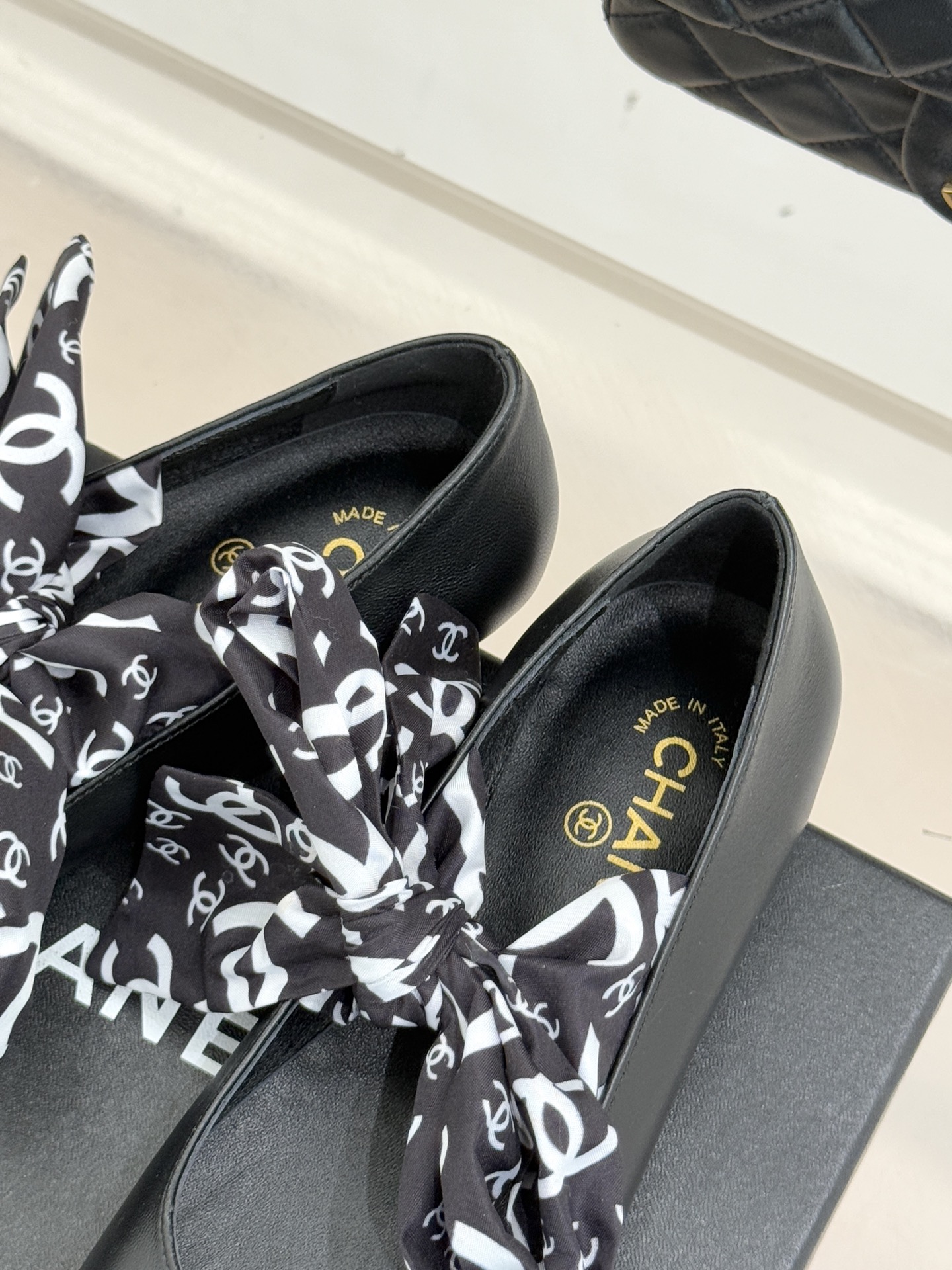 CHANE*｜小香26C双C蝴蝶结丝带拼色平底玛丽珍鞋一双鞋解锁法式优雅的N种可能这双玛丽珍以拼色演绎复