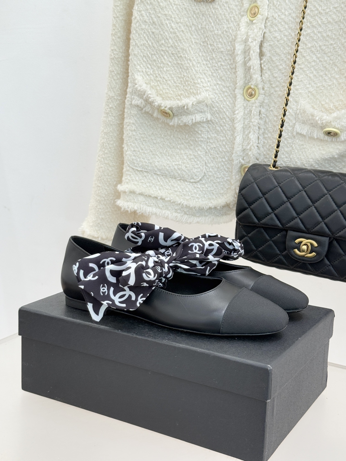 NO:629821,CHANE*｜Xiao Xiang 26C Double C Bow Ribbon Color Blocked Flat Mary Jane Shoes A pair of shoes unlocks N possibilities of French elegance. This pair of Mary Janes interprets retro style with color block. The bow ribbon dances lightly on the instep. The Double C print hides the mystery. The flat design allows romance without tiptoeing. Step on it and feel like walking on the streets of Paris. Pair it with a knitted skirt to look gentle and ladylike. Pair it with jeans to look relaxed and casual. Seamless switching between commuting and dating.  The silky satin-like luster and delicate texture convey a gentle texture under the light and shadow. It has both the innocence and innocence of Mary Jane shoes and the unique high-end style of Chanel. It makes every step a casual fashion statement and freezes the elegant moment in spring. The fabric is made of original customized lambskin and the lining is sheepskin. The leather outsole imported from Italy size 35-39 (customized 40/41), single shoes, chanel, mary  jane,skirts,jeans,sheepskin,leather soles19860909CHANE*｜小香26C双C蝴蝶结丝带 拼色平底玛丽珍鞋 一双鞋解锁法式优雅的N种可能 这双玛丽珍以拼色演绎复古风情 蝴蝶结丝带轻舞脚背 双C印花暗藏玄机 平底设计让浪漫无需踮脚. 踩上它,仿佛漫步巴黎街头 配针织裙是温柔淑女 搭牛仔裤显松弛随性 通勤约会无缝切换. 丝缎般的光泽与细腻肌理 在光影下流转温柔质感 既有玛丽珍鞋的娇憨天真 又有Chanel独有的高级格调 让每一次落脚都成为不经意的时髦宣言 定格春日里的优雅瞬间. 面料采用原版定制小羊皮 内里踮脚均为羊皮 意大利进口真皮大底 size35-39（40/41定制）,单鞋,chanel,mary jane,skirts,jeans,sheepskin,Leather soles,Women's Shoes