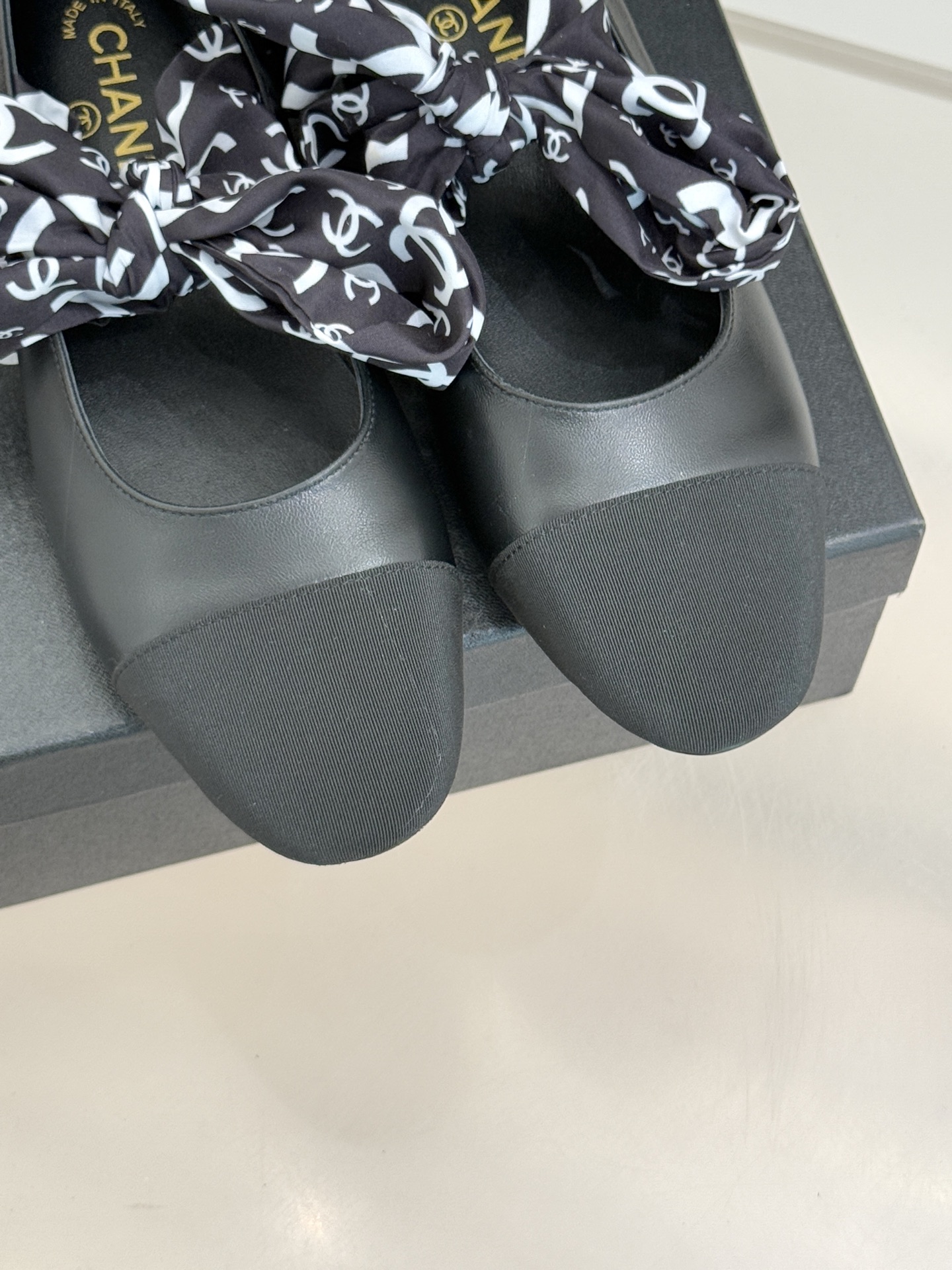 CHANE*｜小香26C双C蝴蝶结丝带拼色平底玛丽珍鞋一双鞋解锁法式优雅的N种可能这双玛丽珍以拼色演绎复