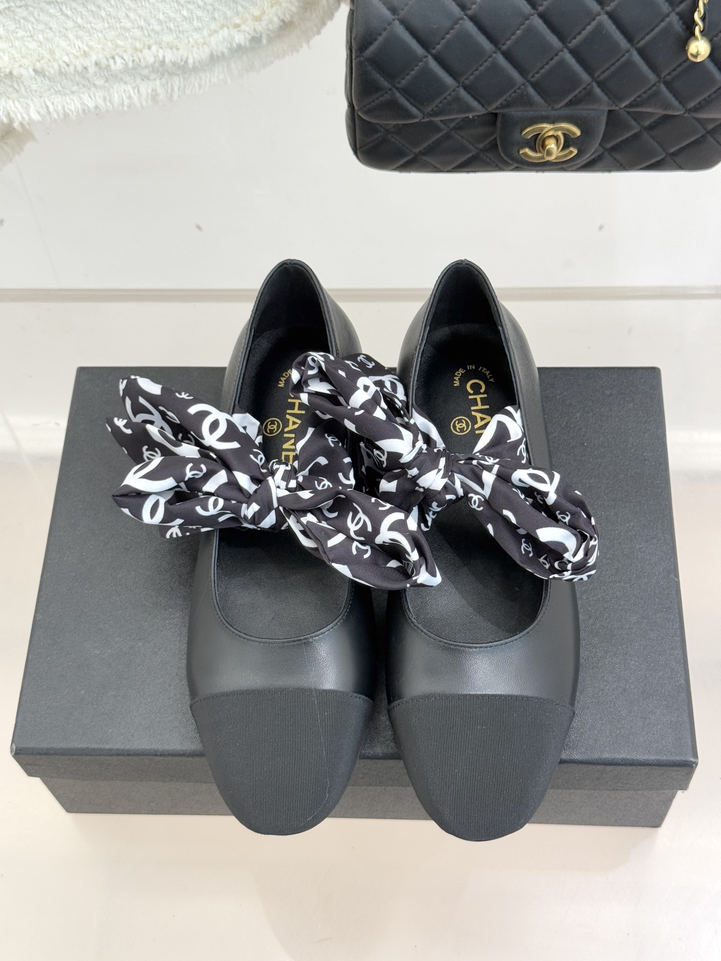 CHANE*｜小香26C双C蝴蝶结丝带拼色平底玛丽珍鞋一双鞋解锁法式优雅的N种可能这双玛丽珍以拼色演绎复