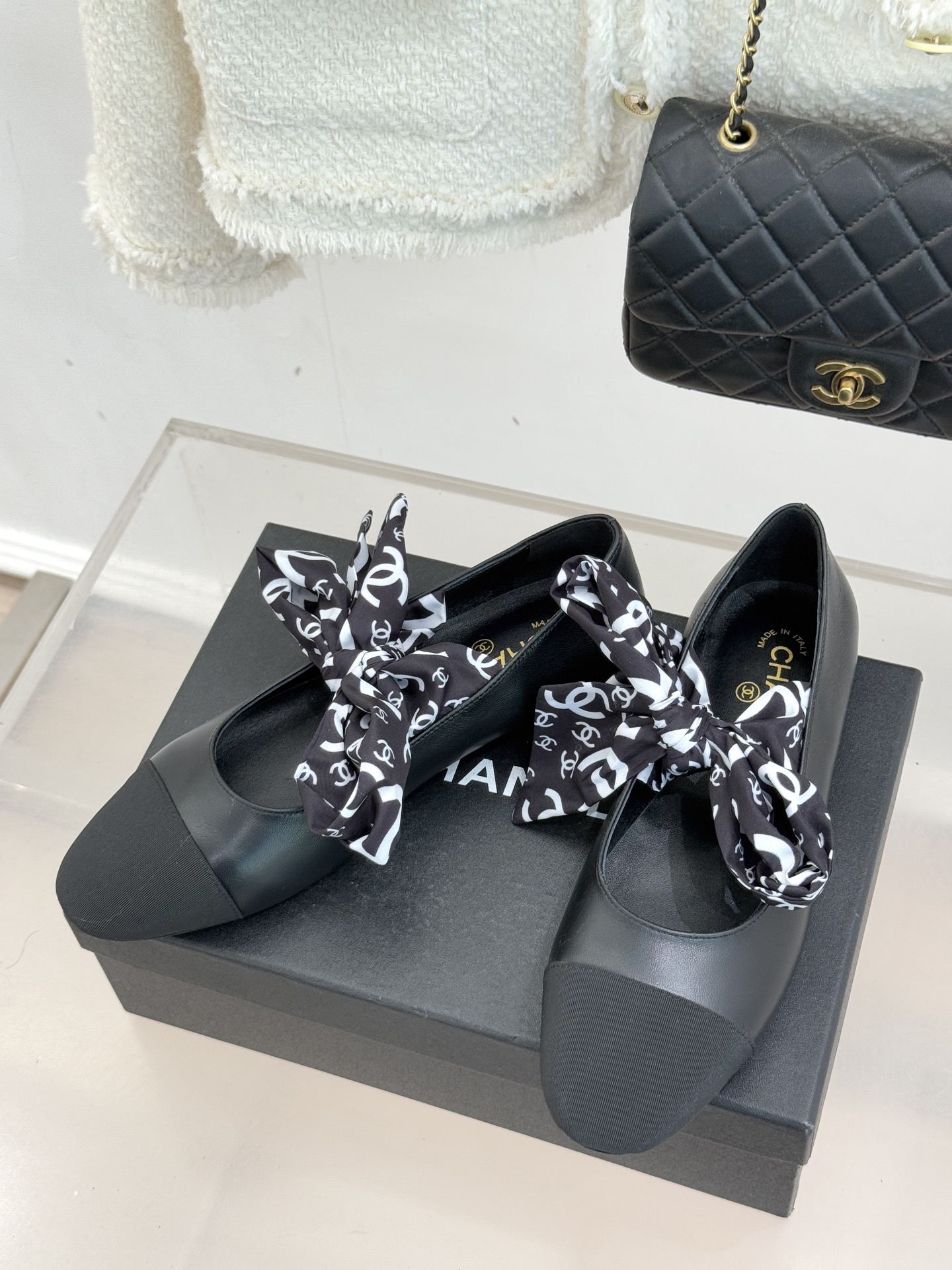 CHANE*｜小香26C双C蝴蝶结丝带拼色平底玛丽珍鞋一双鞋解锁法式优雅的N种可能这双玛丽珍以拼色演绎复