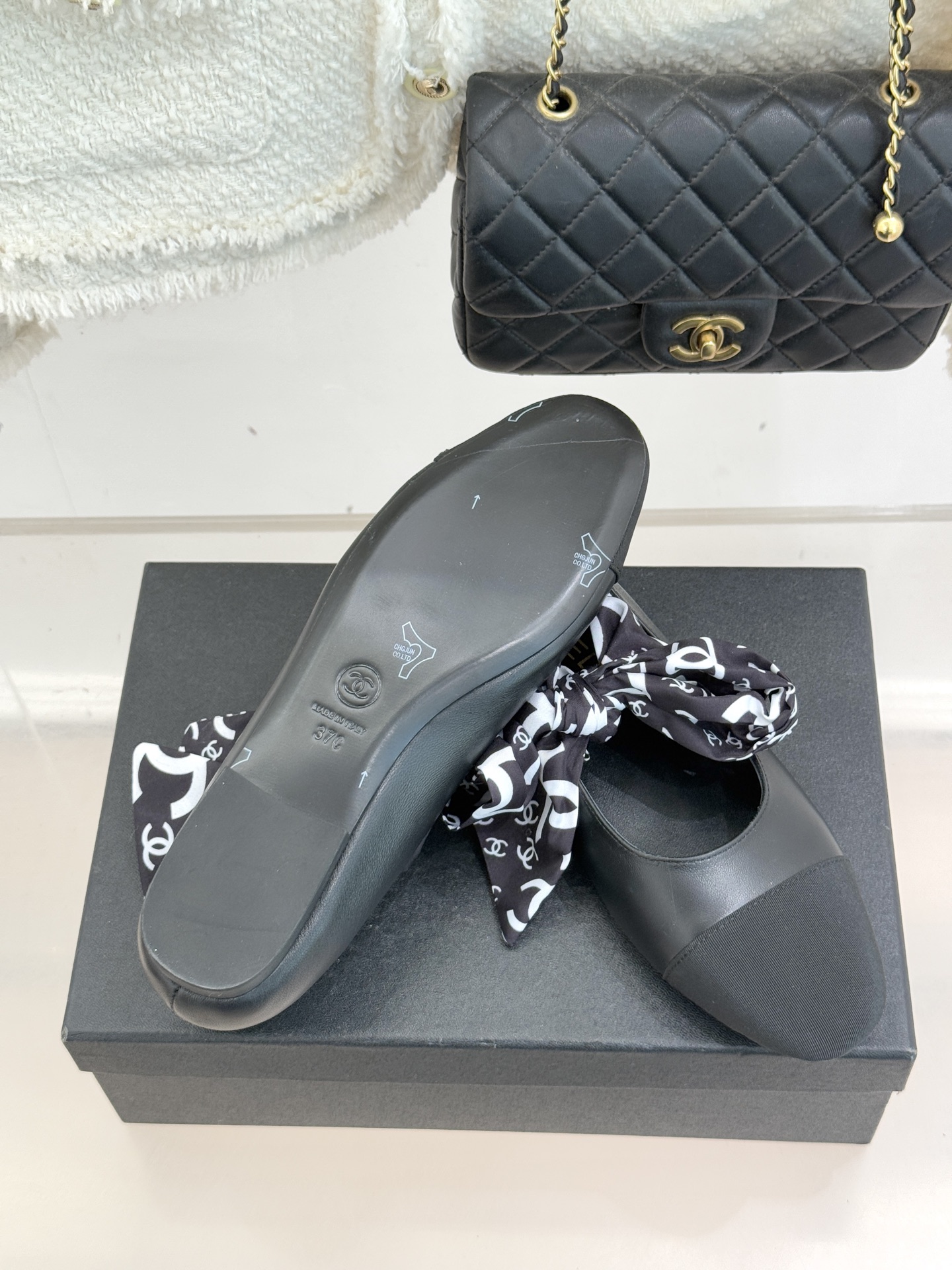 CHANE*｜小香26C双C蝴蝶结丝带拼色平底玛丽珍鞋一双鞋解锁法式优雅的N种可能这双玛丽珍以拼色演绎复