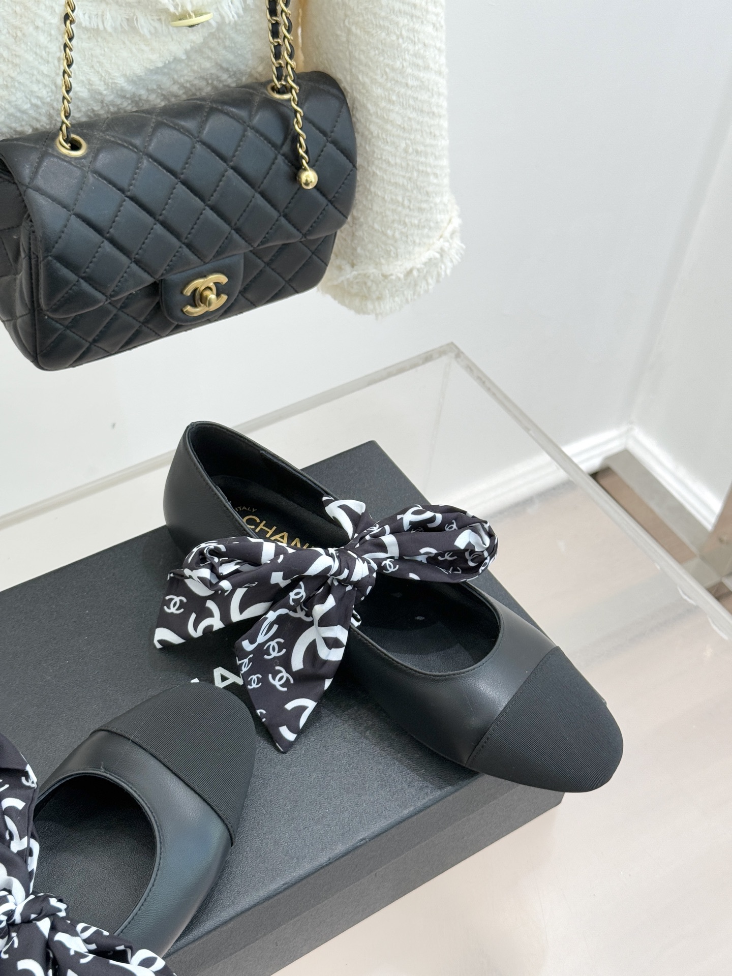 CHANE*｜小香26C双C蝴蝶结丝带拼色平底玛丽珍鞋一双鞋解锁法式优雅的N种可能这双玛丽珍以拼色演绎复