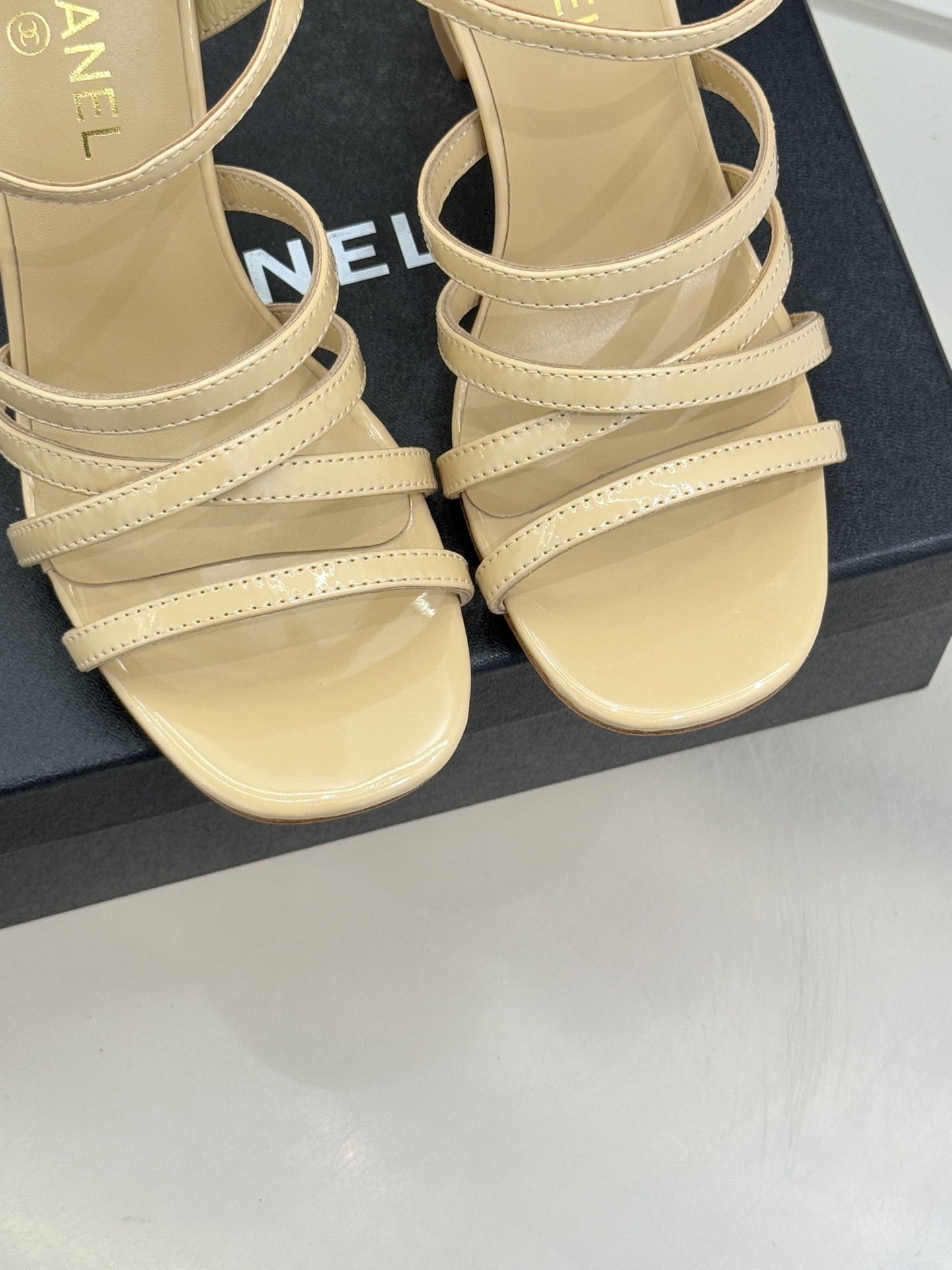 CHANE*｜小香26C新品走秀款酒杯跟高跟细带凉鞋巴黎高定秀场的光影流转间细带凉鞋以极简线条勾勒极致奢