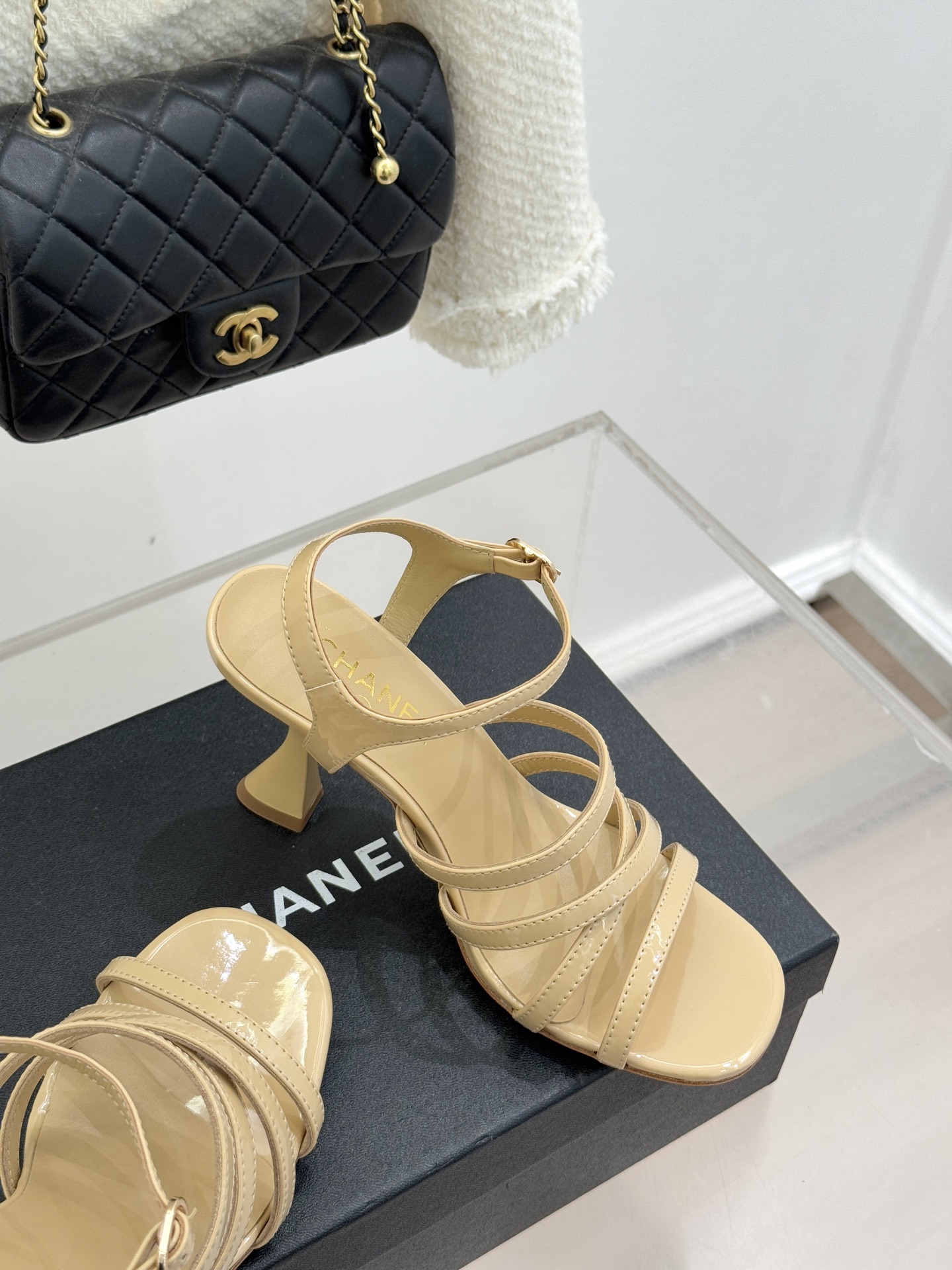 CHANE*｜小香26C新品走秀款酒杯跟高跟细带凉鞋巴黎高定秀场的光影流转间细带凉鞋以极简线条勾勒极致奢
