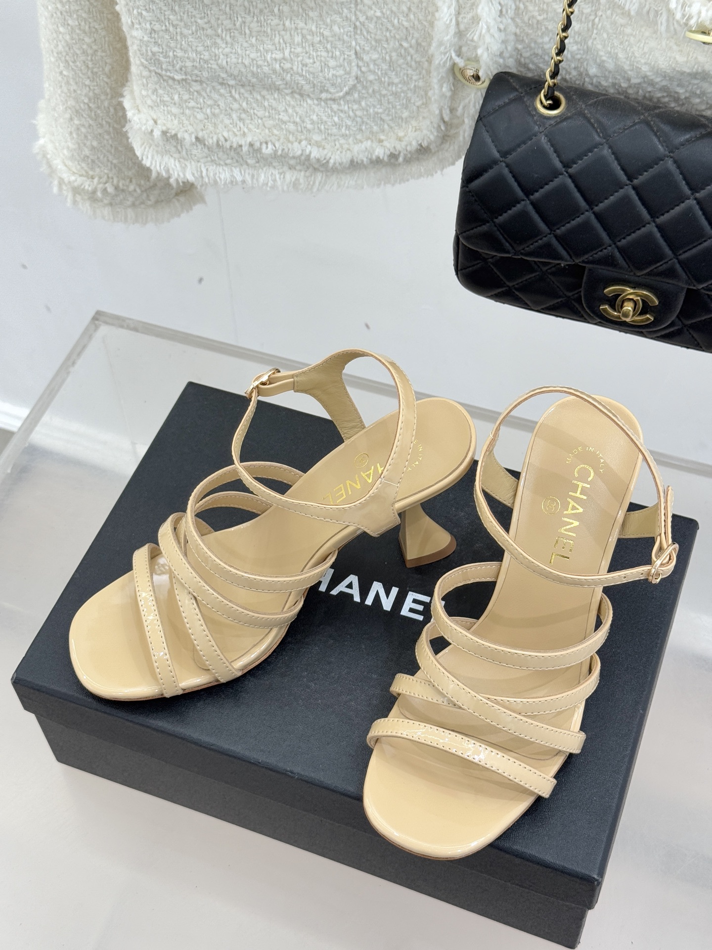 CHANE*｜小香26C新品走秀款酒杯跟高跟细带凉鞋巴黎高定秀场的光影流转间细带凉鞋以极简线条勾勒极致奢