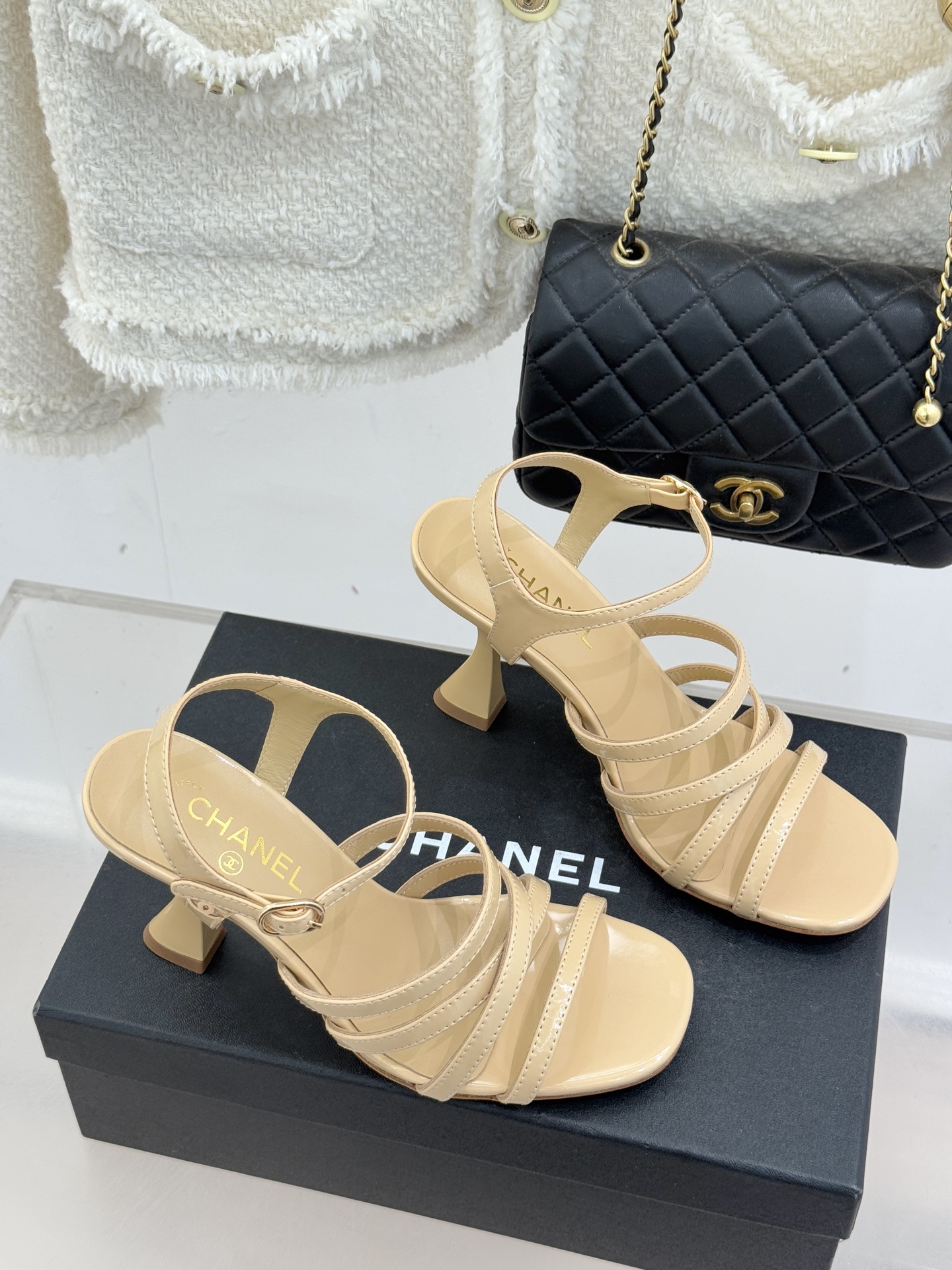 CHANE*｜小香26C新品走秀款酒杯跟高跟细带凉鞋巴黎高定秀场的光影流转间细带凉鞋以极简线条勾勒极致奢