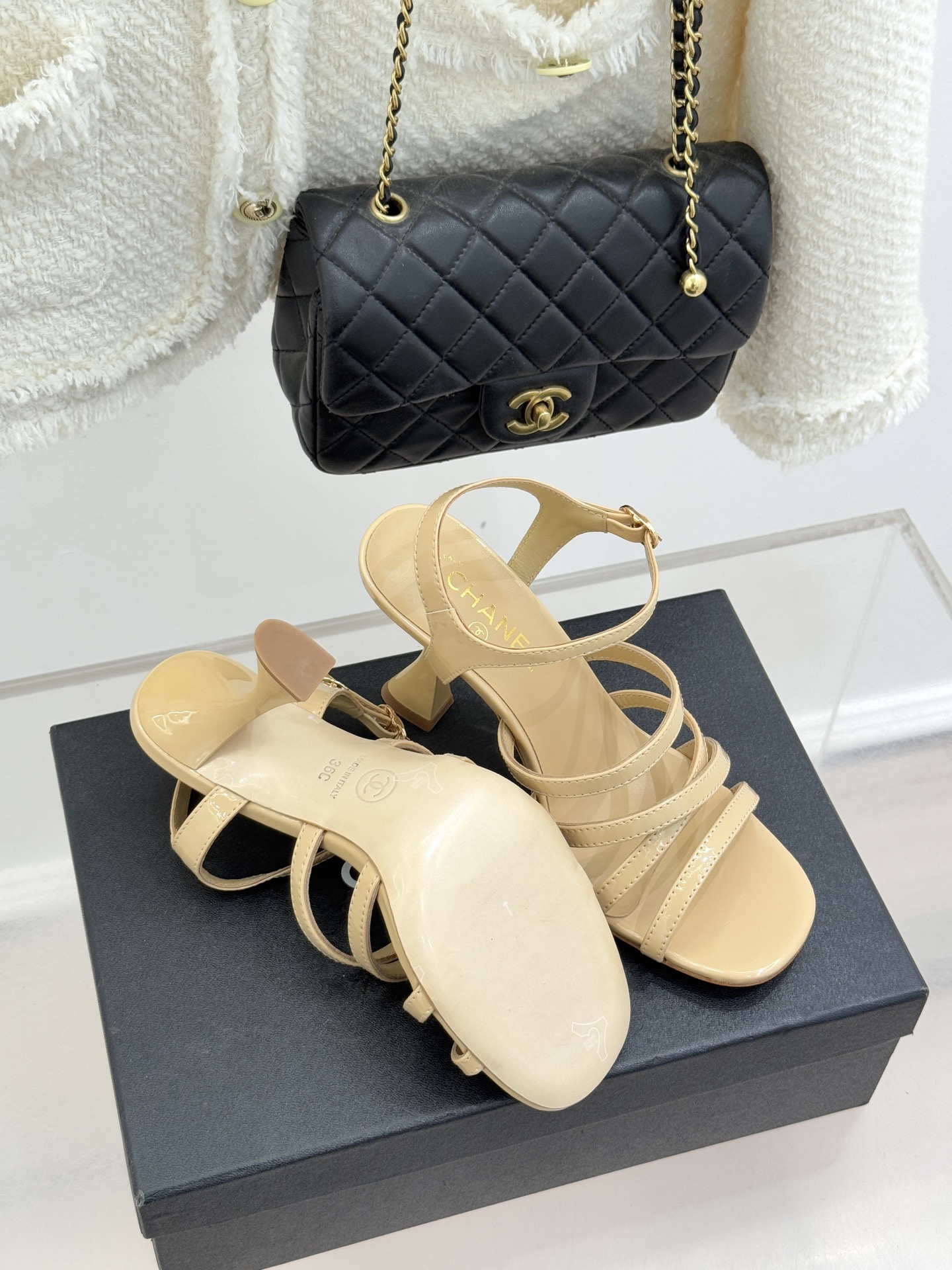 CHANE*｜小香26C新品走秀款酒杯跟高跟细带凉鞋巴黎高定秀场的光影流转间细带凉鞋以极简线条勾勒极致奢