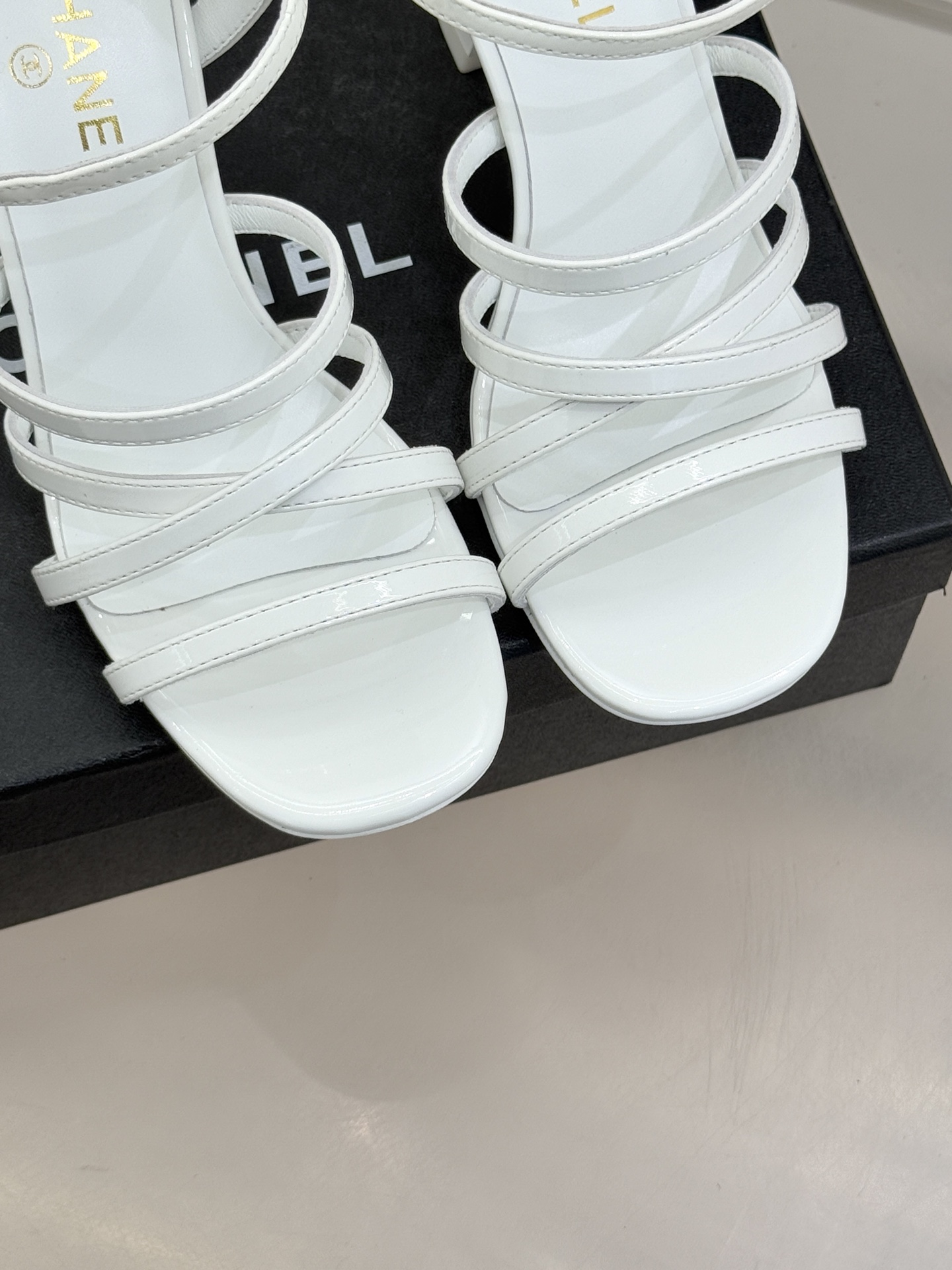 CHANE*｜小香26C新品走秀款酒杯跟高跟细带凉鞋巴黎高定秀场的光影流转间细带凉鞋以极简线条勾勒极致奢