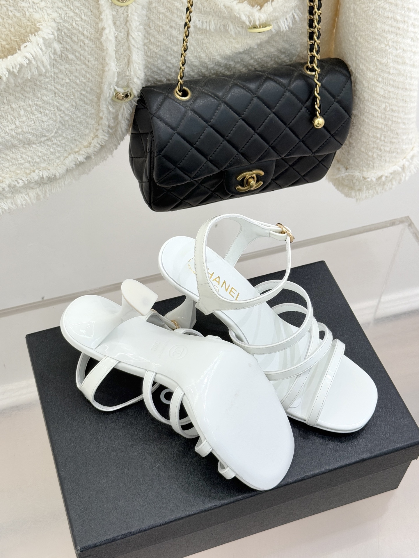 CHANE*｜小香26C新品走秀款酒杯跟高跟细带凉鞋巴黎高定秀场的光影流转间细带凉鞋以极简线条勾勒极致奢