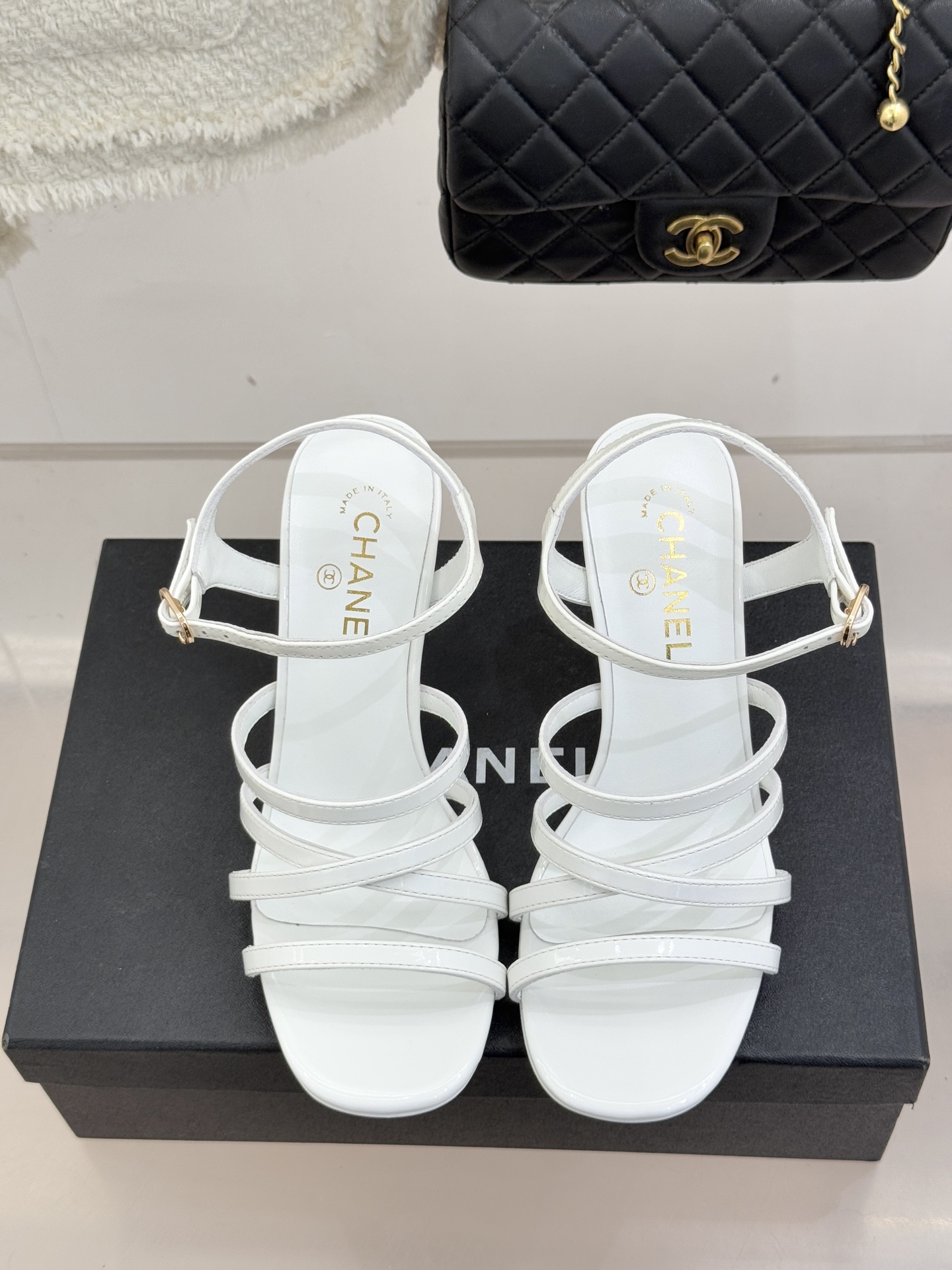 CHANE*｜小香26C新品走秀款酒杯跟高跟细带凉鞋巴黎高定秀场的光影流转间细带凉鞋以极简线条勾勒极致奢