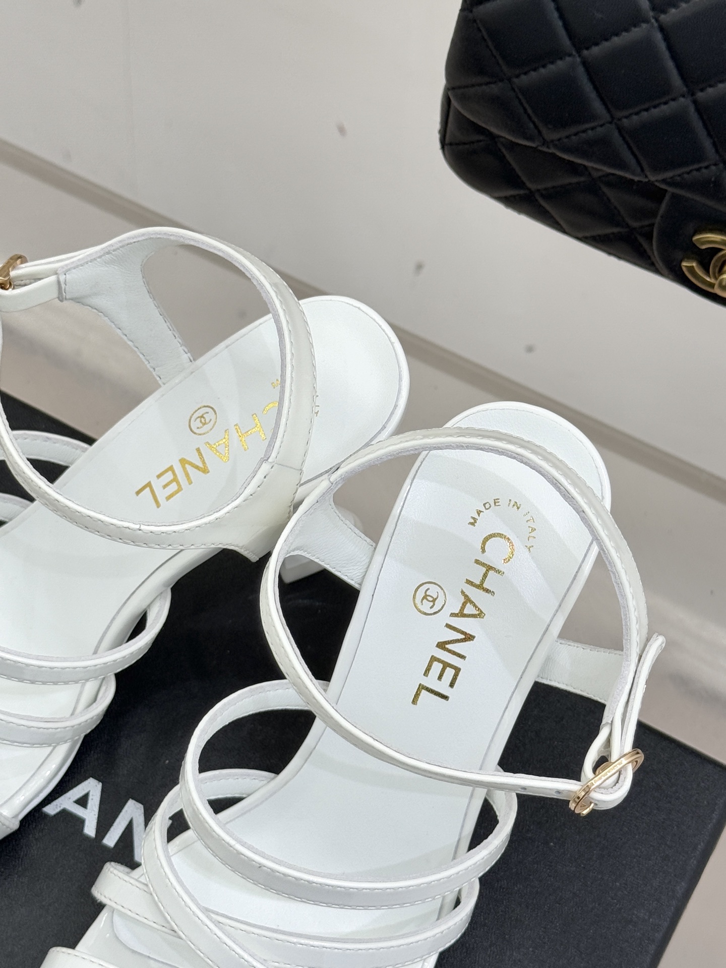 CHANE*｜小香26C新品走秀款酒杯跟高跟细带凉鞋巴黎高定秀场的光影流转间细带凉鞋以极简线条勾勒极致奢