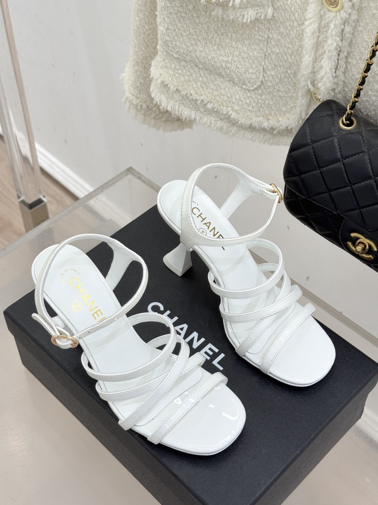 CHANE*｜小香26C新品走秀款酒杯跟高跟细带凉鞋巴黎高定秀场的光影流转间细带凉鞋以极简线条勾勒极致奢