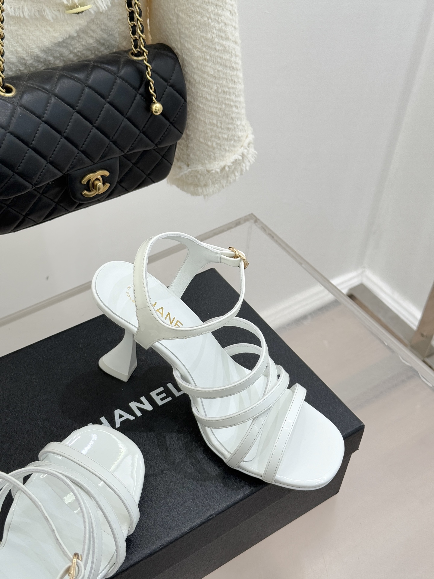 CHANE*｜小香26C新品走秀款酒杯跟高跟细带凉鞋巴黎高定秀场的光影流转间细带凉鞋以极简线条勾勒极致奢