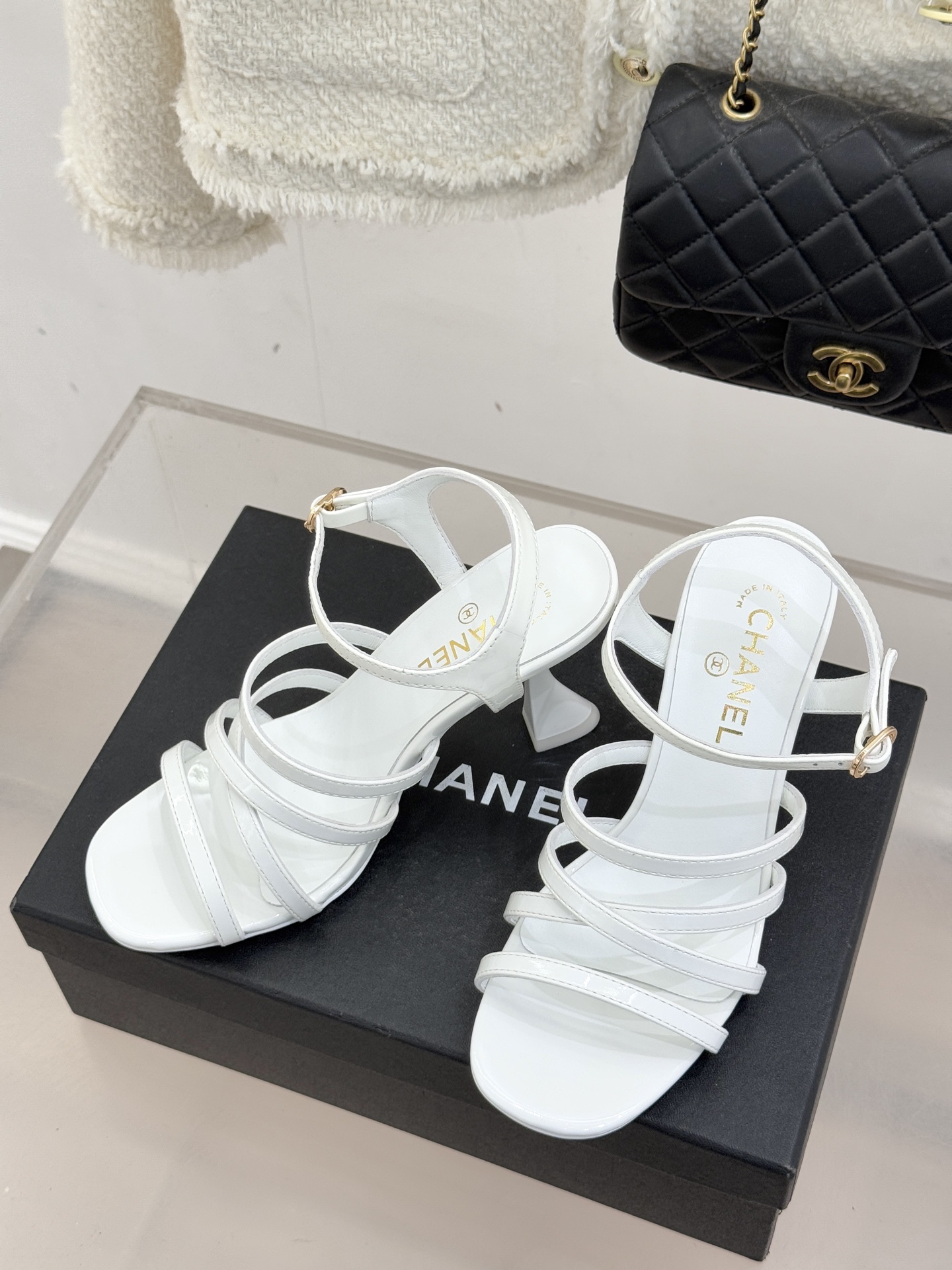 CHANE*｜小香26C新品走秀款酒杯跟高跟细带凉鞋巴黎高定秀场的光影流转间细带凉鞋以极简线条勾勒极致奢