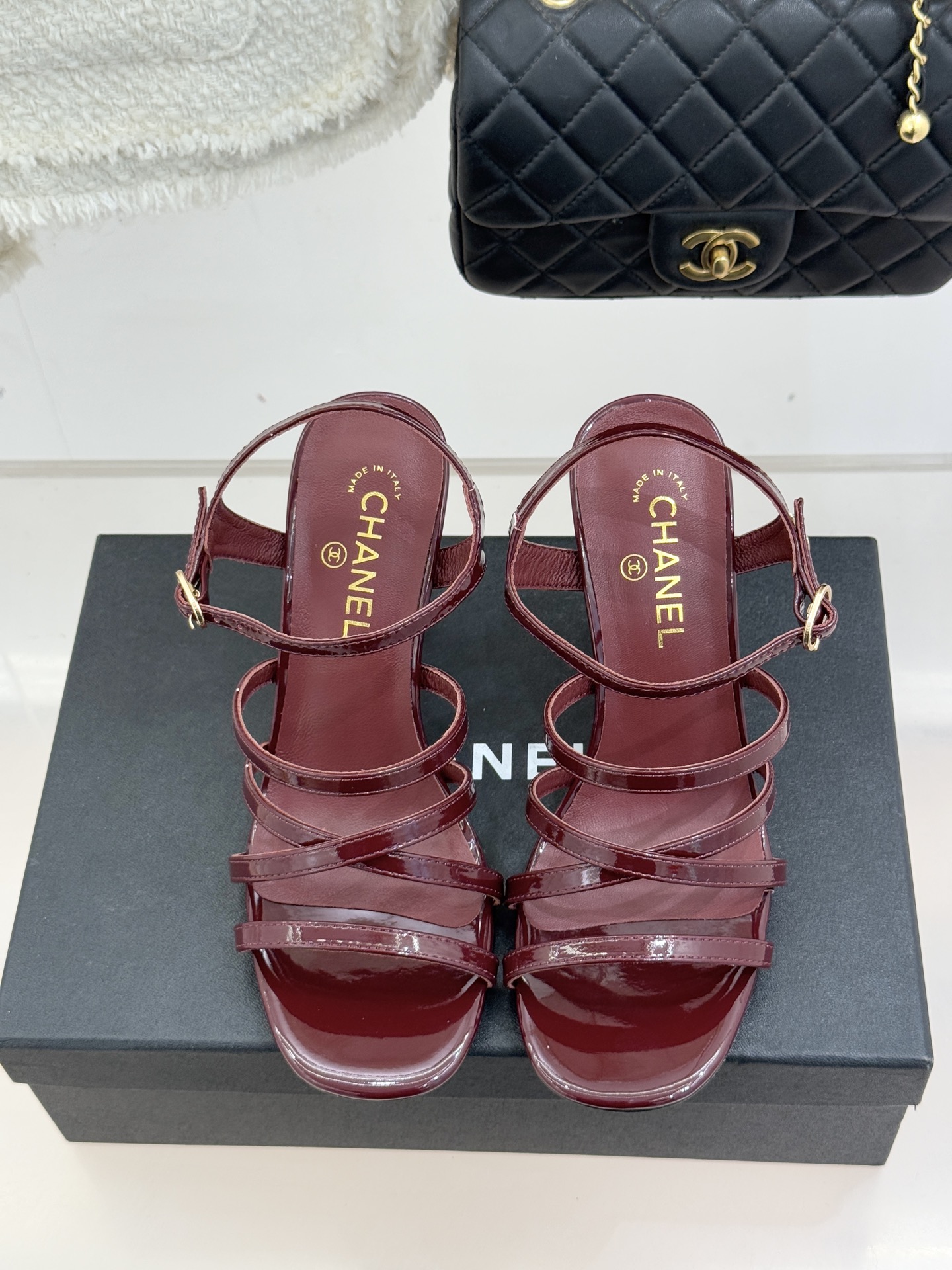 CHANE*｜小香26C新品走秀款酒杯跟高跟细带凉鞋巴黎高定秀场的光影流转间细带凉鞋以极简线条勾勒极致奢