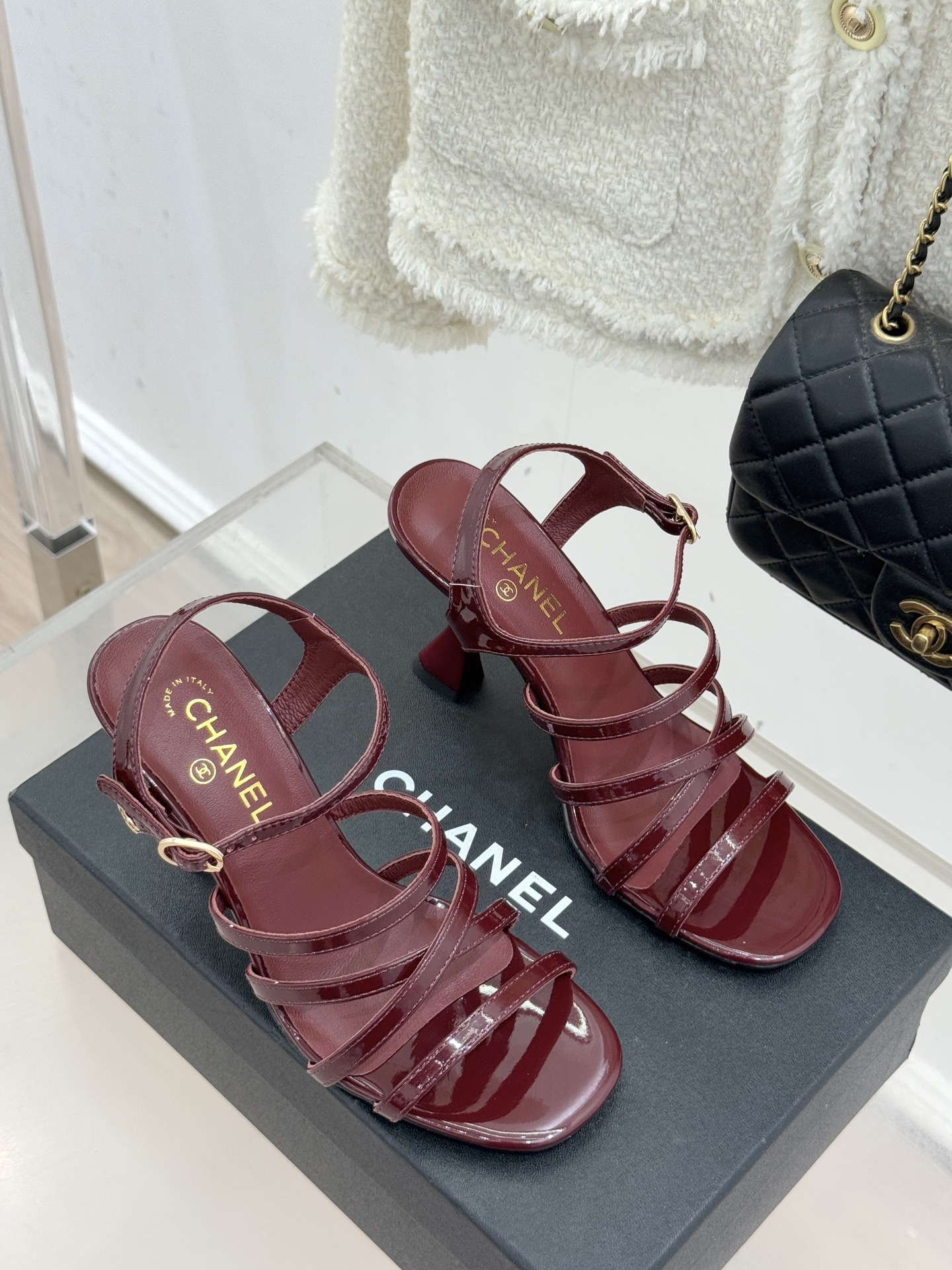 CHANE*｜小香26C新品走秀款酒杯跟高跟细带凉鞋巴黎高定秀场的光影流转间细带凉鞋以极简线条勾勒极致奢