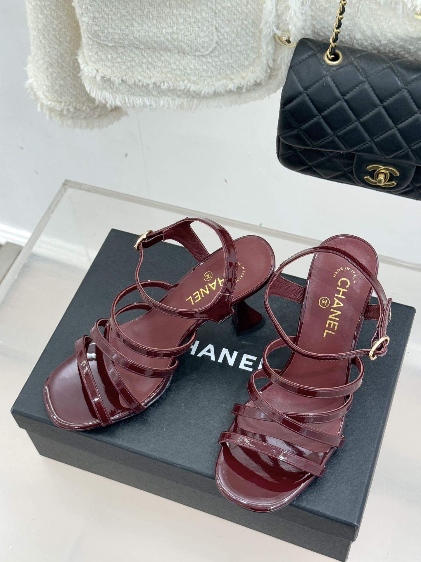 CHANE*｜小香26C新品走秀款酒杯跟高跟细带凉鞋巴黎高定秀场的光影流转间细带凉鞋以极简线条勾勒极致奢