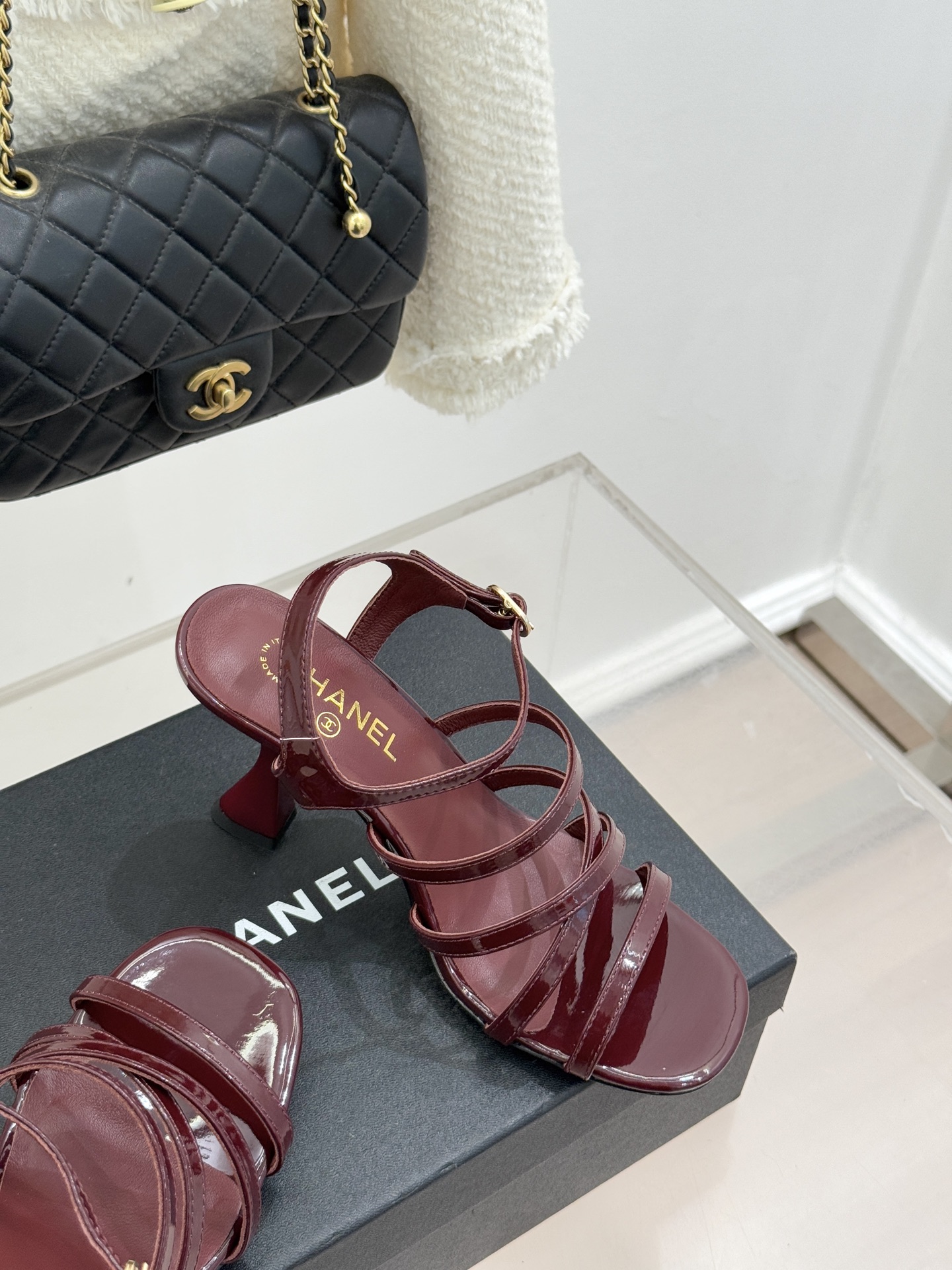 CHANE*｜小香26C新品走秀款酒杯跟高跟细带凉鞋巴黎高定秀场的光影流转间细带凉鞋以极简线条勾勒极致奢