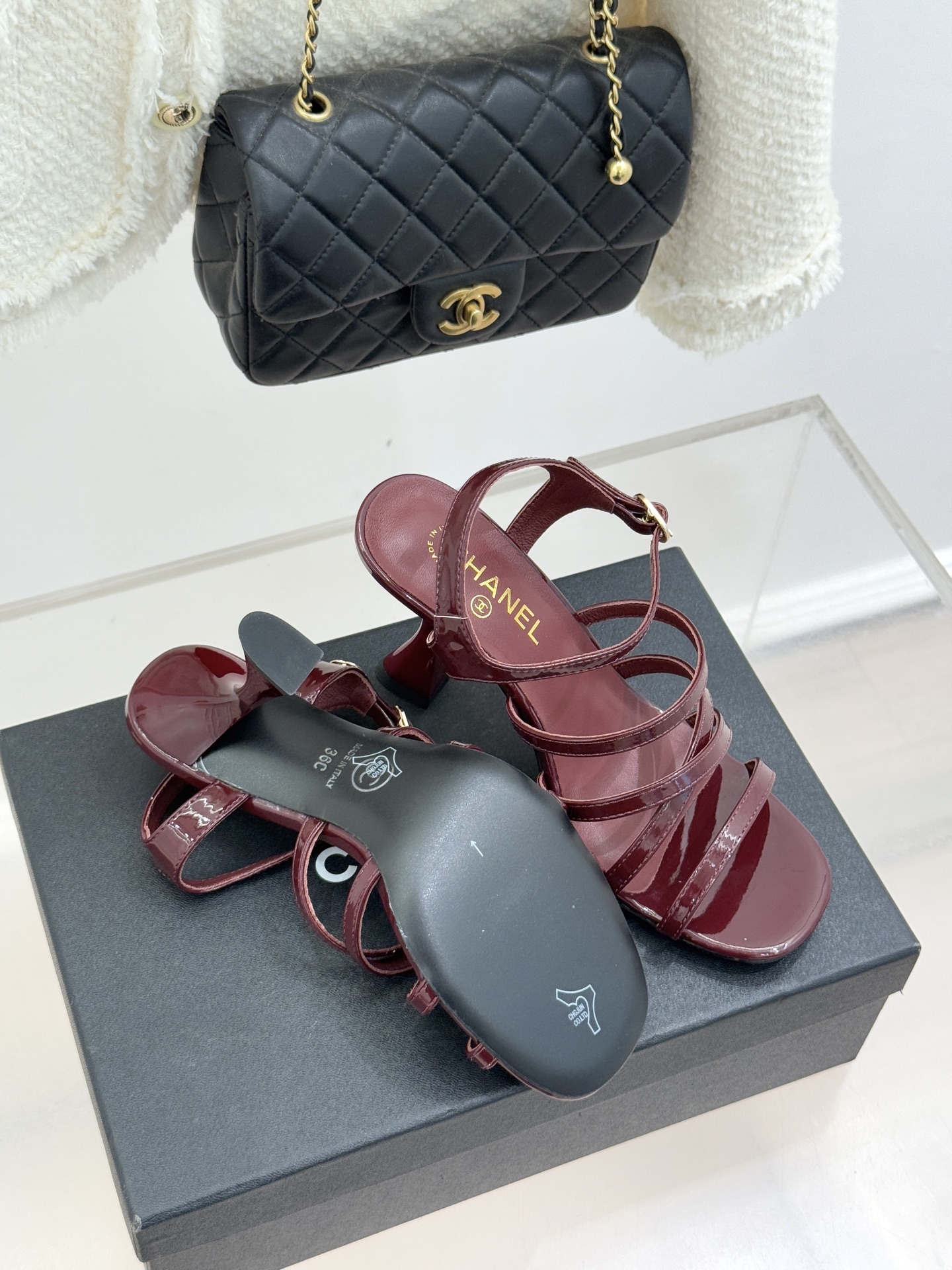 CHANE*｜小香26C新品走秀款酒杯跟高跟细带凉鞋巴黎高定秀场的光影流转间细带凉鞋以极简线条勾勒极致奢