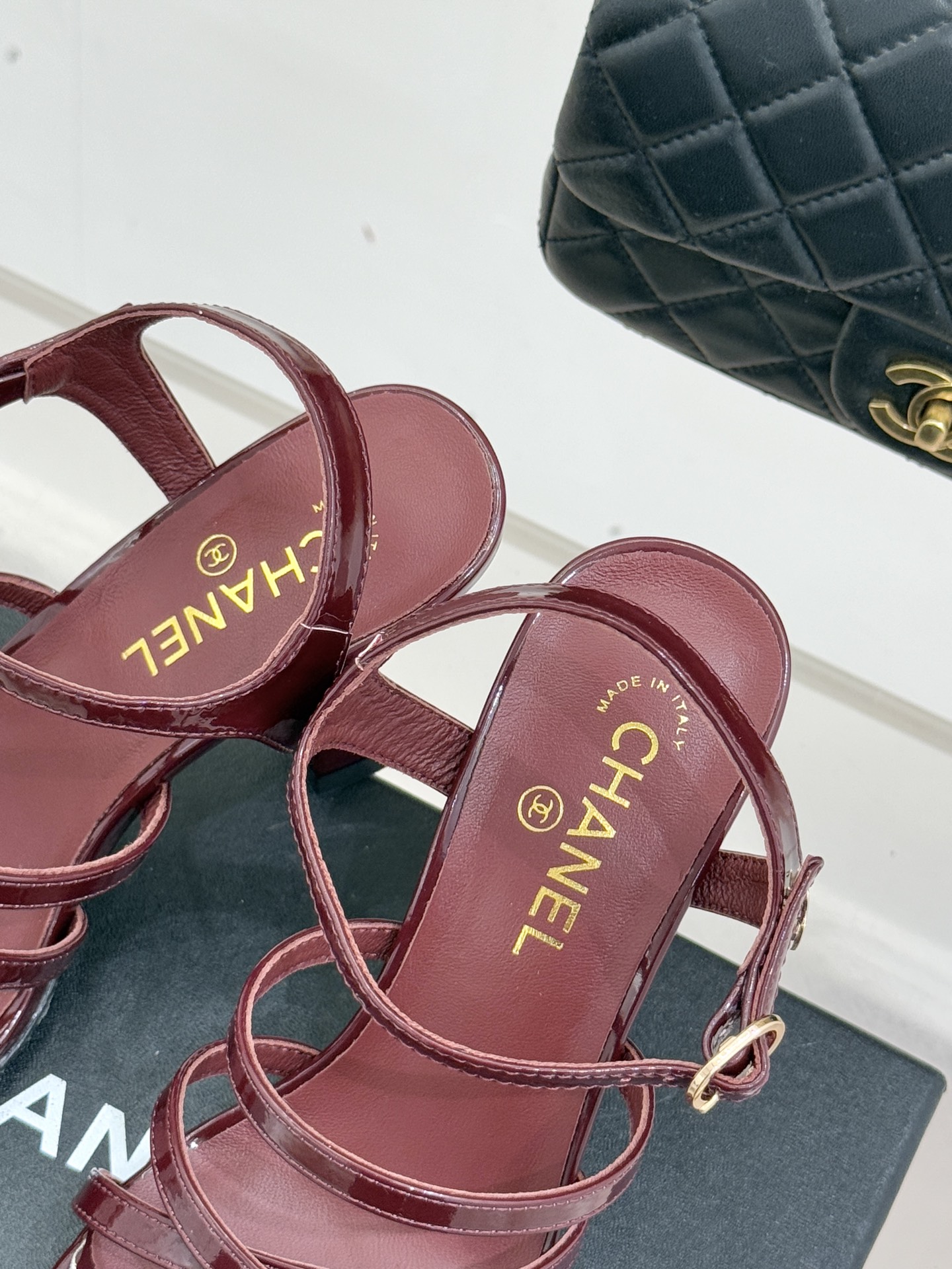 CHANE*｜小香26C新品走秀款酒杯跟高跟细带凉鞋巴黎高定秀场的光影流转间细带凉鞋以极简线条勾勒极致奢