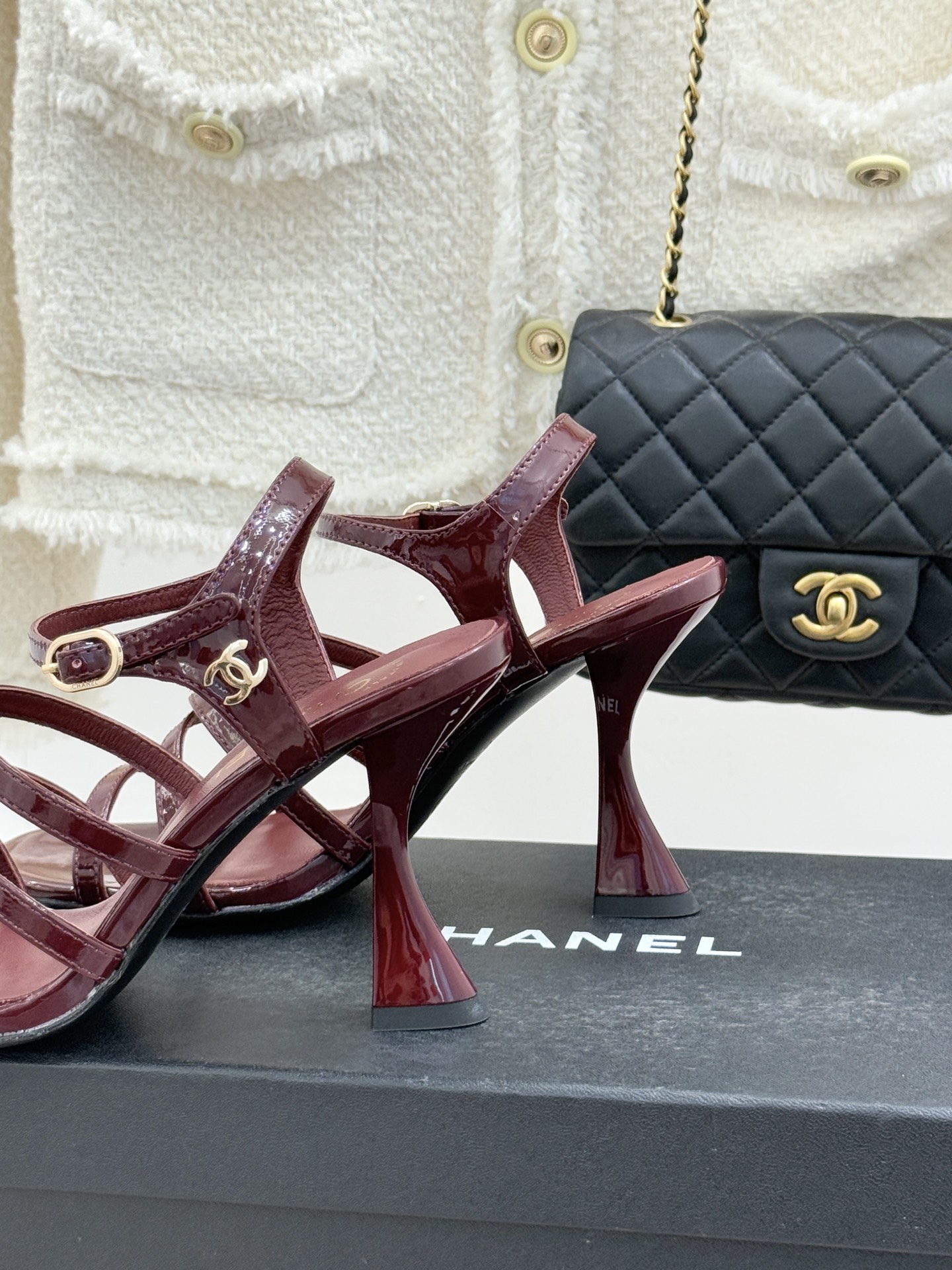 CHANE*｜小香26C新品走秀款酒杯跟高跟细带凉鞋巴黎高定秀场的光影流转间细带凉鞋以极简线条勾勒极致奢