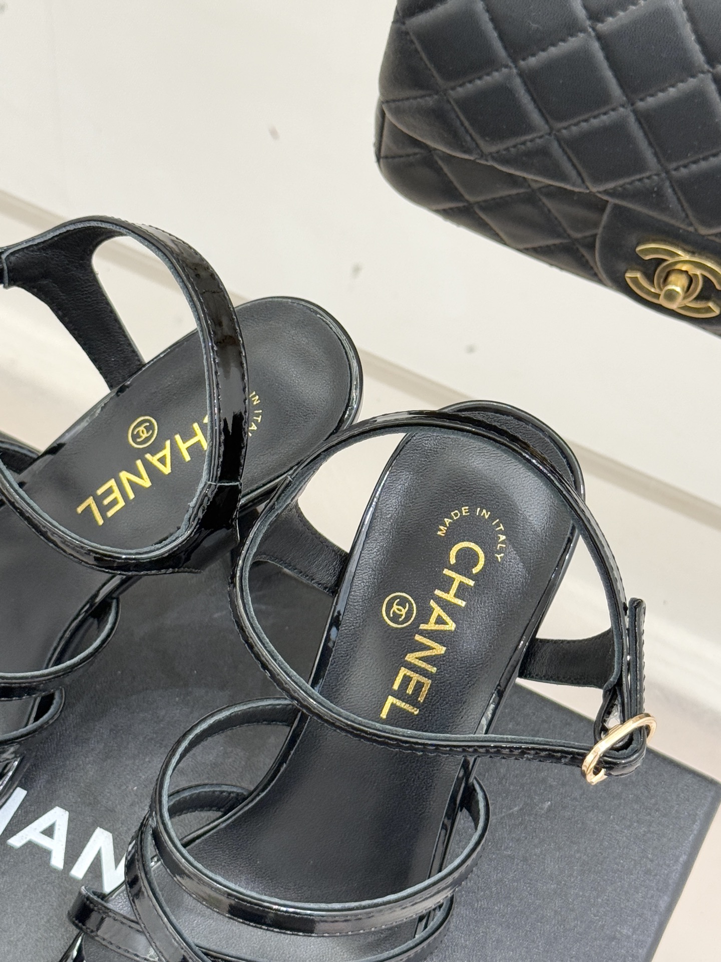 CHANE*｜小香26C新品走秀款酒杯跟高跟细带凉鞋巴黎高定秀场的光影流转间细带凉鞋以极简线条勾勒极致奢