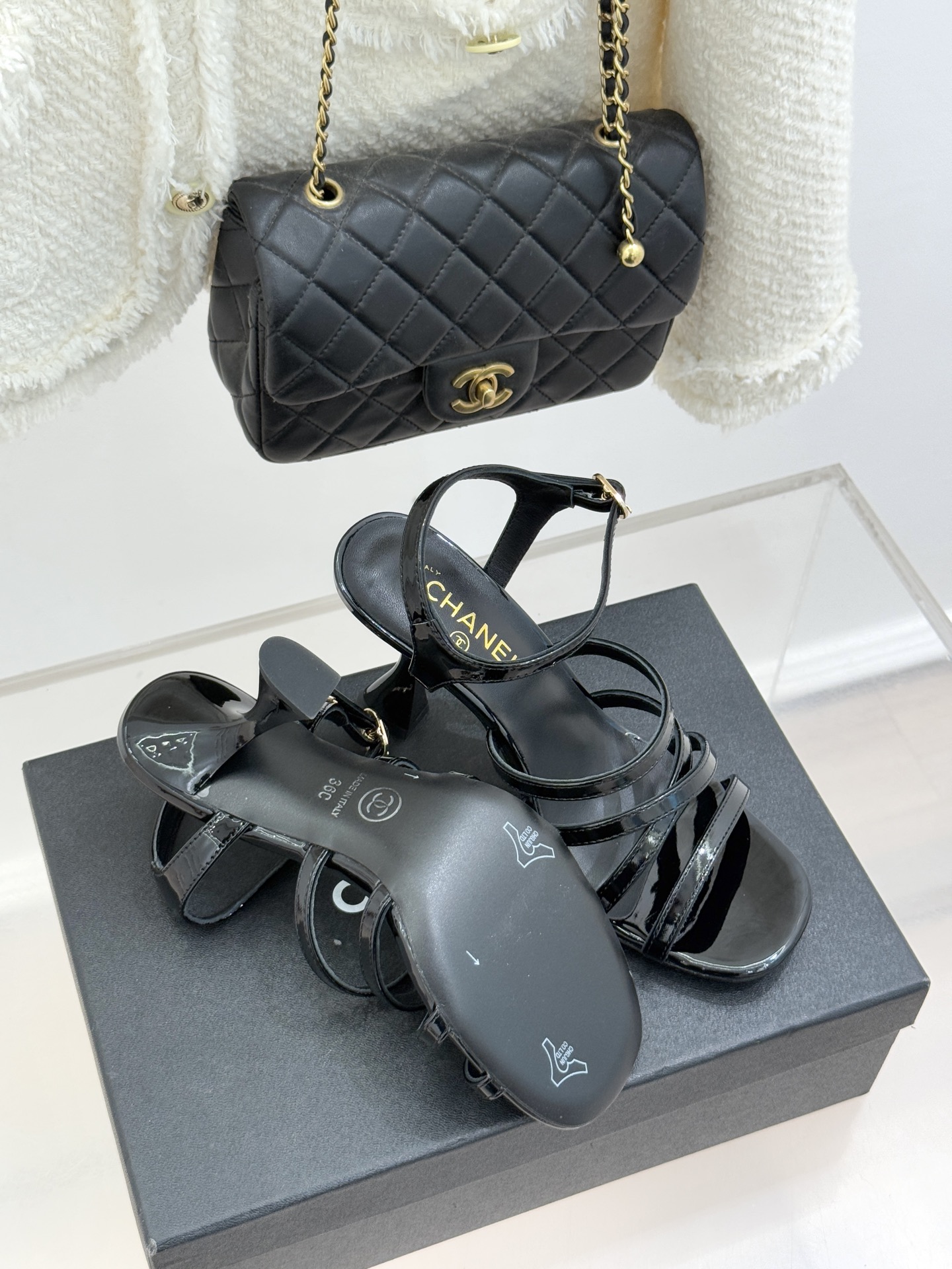 CHANE*｜小香26C新品走秀款酒杯跟高跟细带凉鞋巴黎高定秀场的光影流转间细带凉鞋以极简线条勾勒极致奢