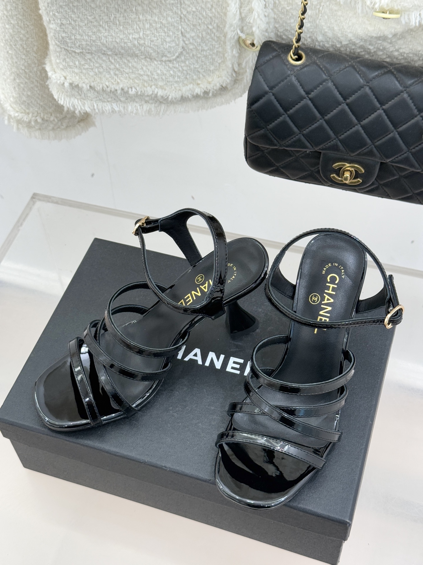 CHANE*｜小香26C新品走秀款酒杯跟高跟细带凉鞋巴黎高定秀场的光影流转间细带凉鞋以极简线条勾勒极致奢