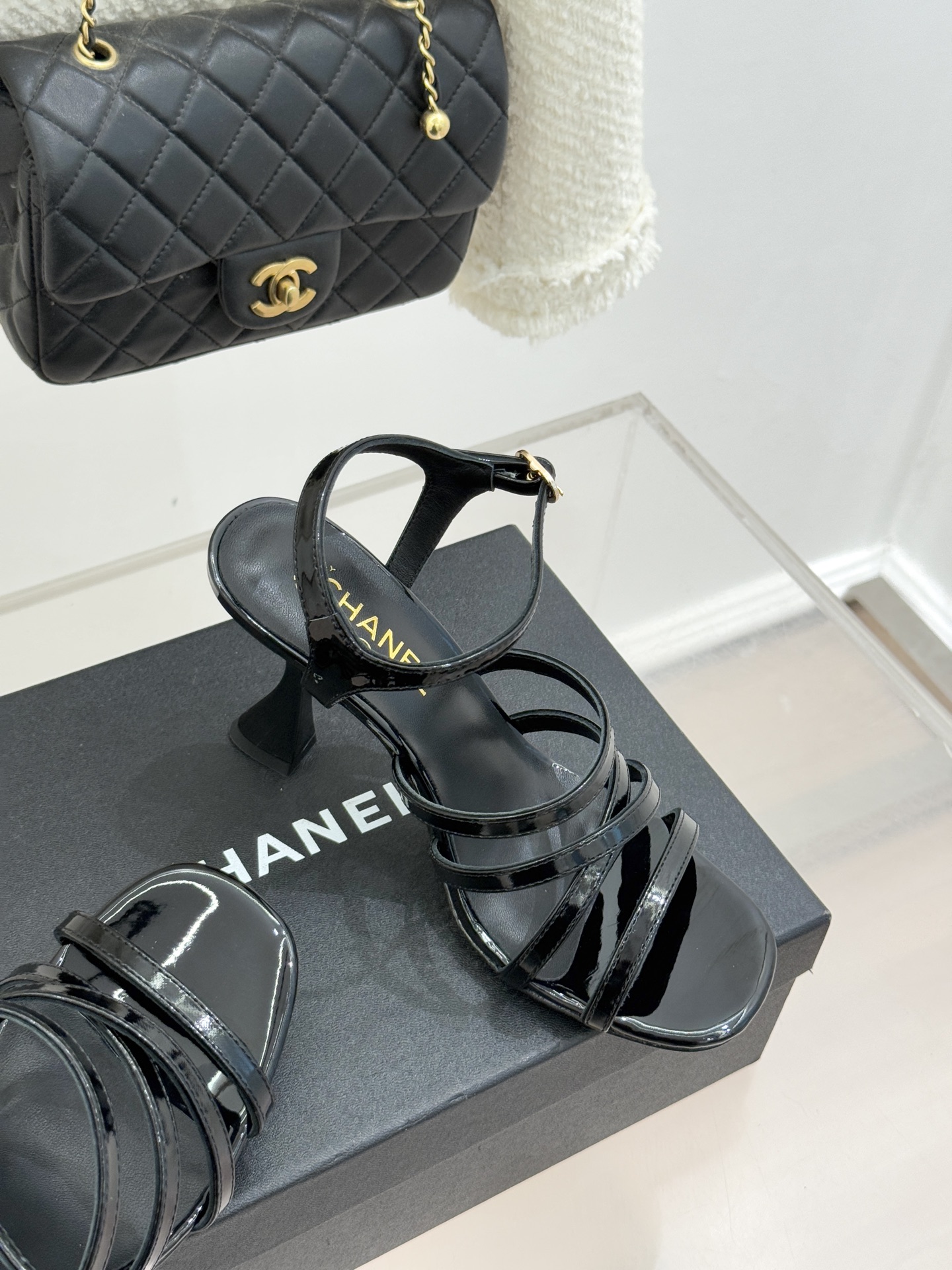 CHANE*｜小香26C新品走秀款酒杯跟高跟细带凉鞋巴黎高定秀场的光影流转间细带凉鞋以极简线条勾勒极致奢