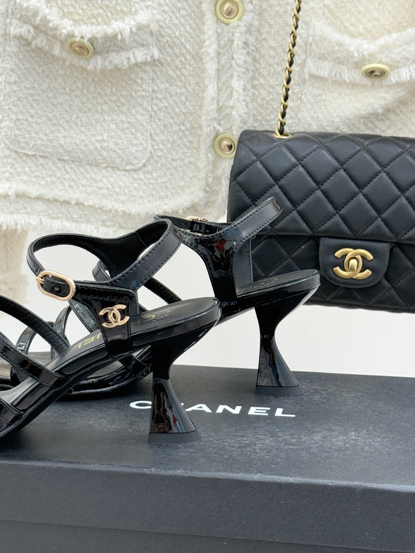 CHANE*｜小香26C新品走秀款酒杯跟高跟细带凉鞋巴黎高定秀场的光影流转间细带凉鞋以极简线条勾勒极致奢