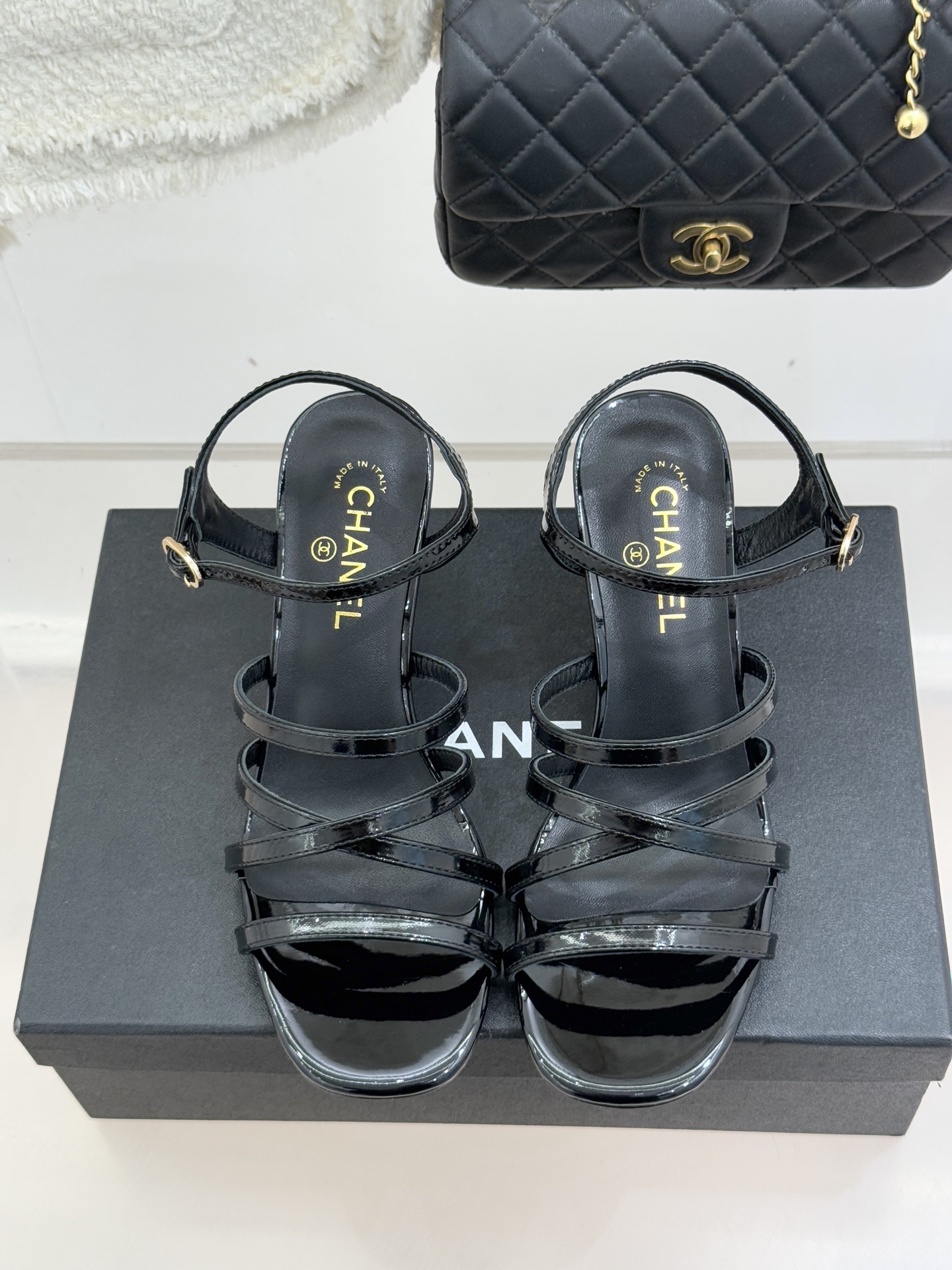 CHANE*｜小香26C新品走秀款酒杯跟高跟细带凉鞋巴黎高定秀场的光影流转间细带凉鞋以极简线条勾勒极致奢