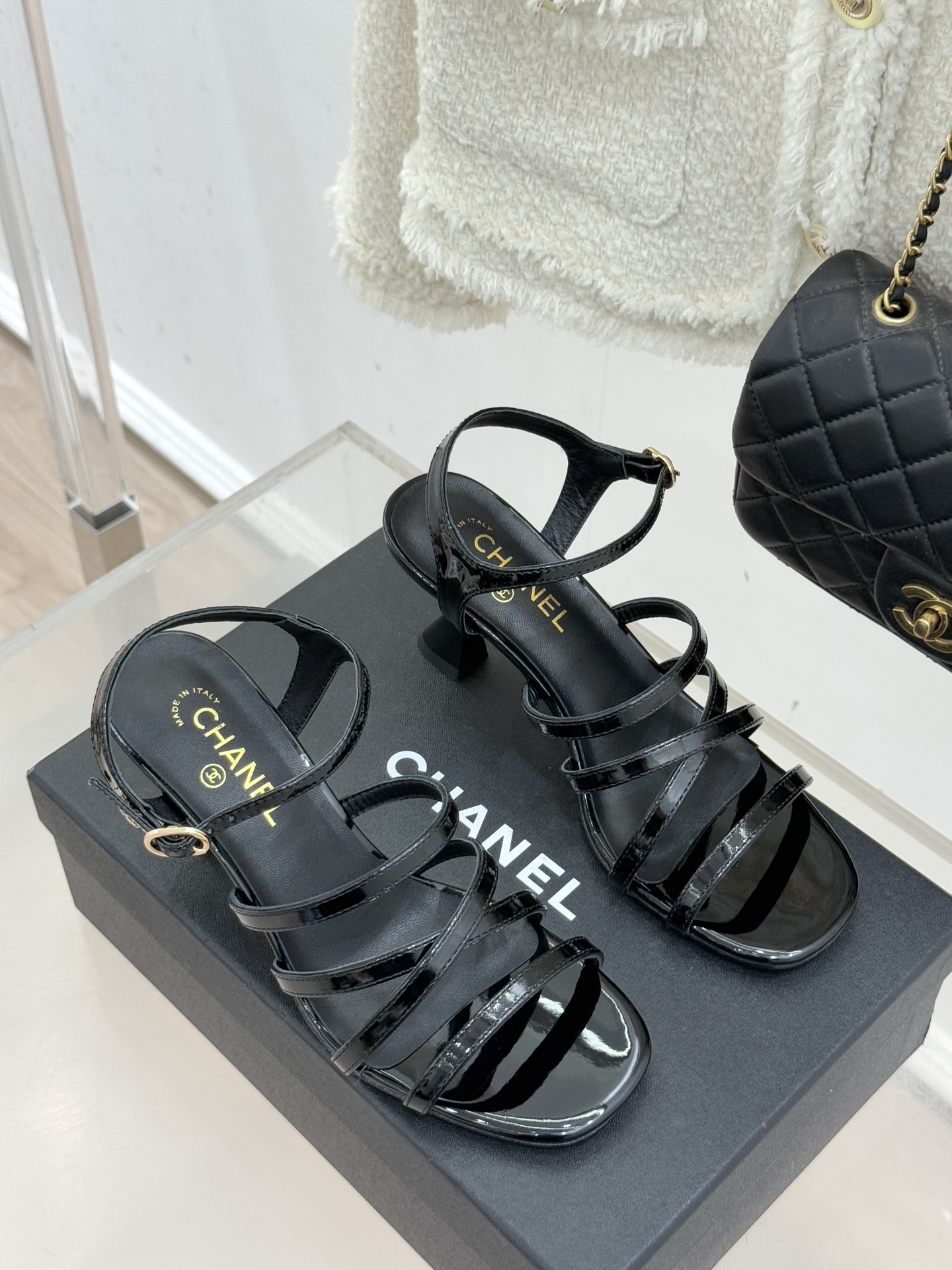 CHANE*｜小香26C新品走秀款酒杯跟高跟细带凉鞋巴黎高定秀场的光影流转间细带凉鞋以极简线条勾勒极致奢