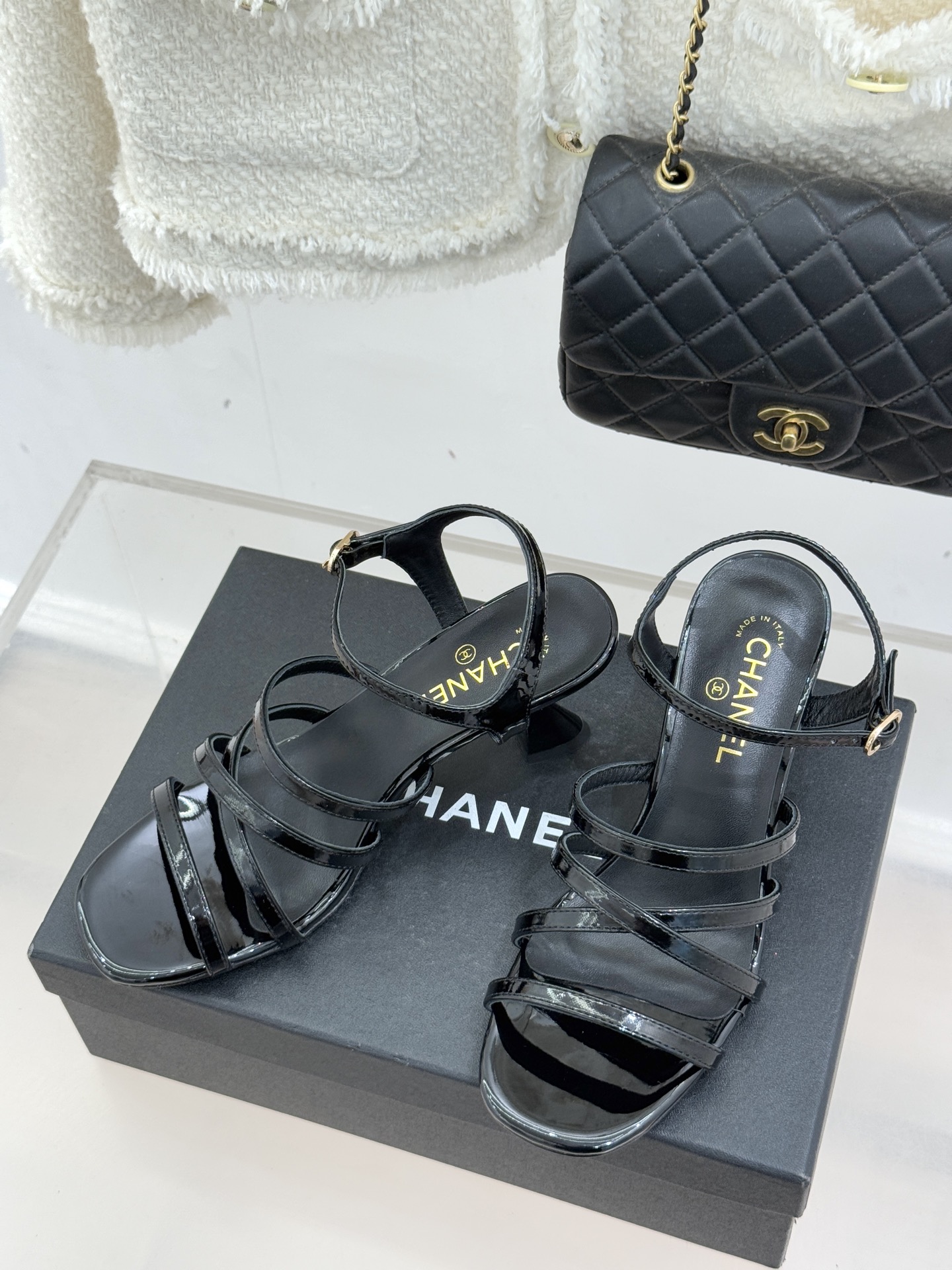 CHANE*｜小香26C新品走秀款酒杯跟高跟细带凉鞋巴黎高定秀场的光影流转间细带凉鞋以极简线条勾勒极致奢