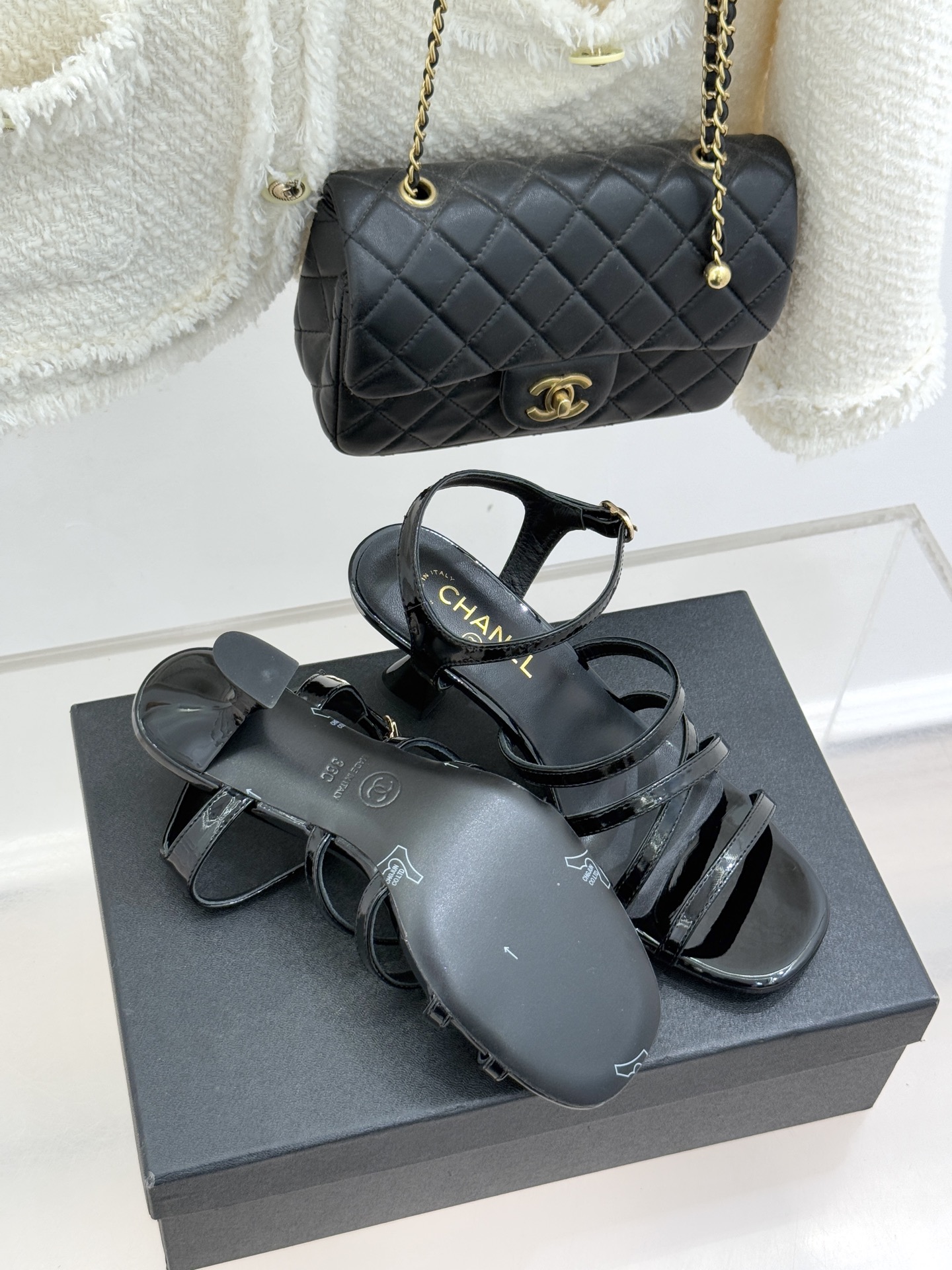 CHANE*｜小香26C新品走秀款酒杯跟高跟细带凉鞋巴黎高定秀场的光影流转间细带凉鞋以极简线条勾勒极致奢