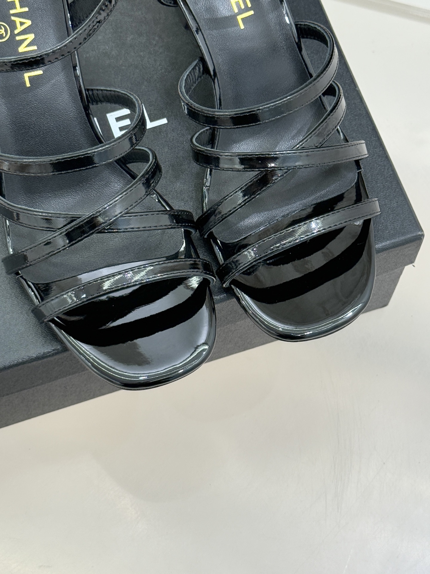 CHANE*｜小香26C新品走秀款酒杯跟高跟细带凉鞋巴黎高定秀场的光影流转间细带凉鞋以极简线条勾勒极致奢